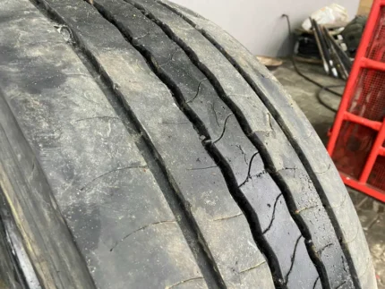 Opona ciężarowa 315/70R22.5 BRIDGESTONE R-STEER 001 / 11-12mm