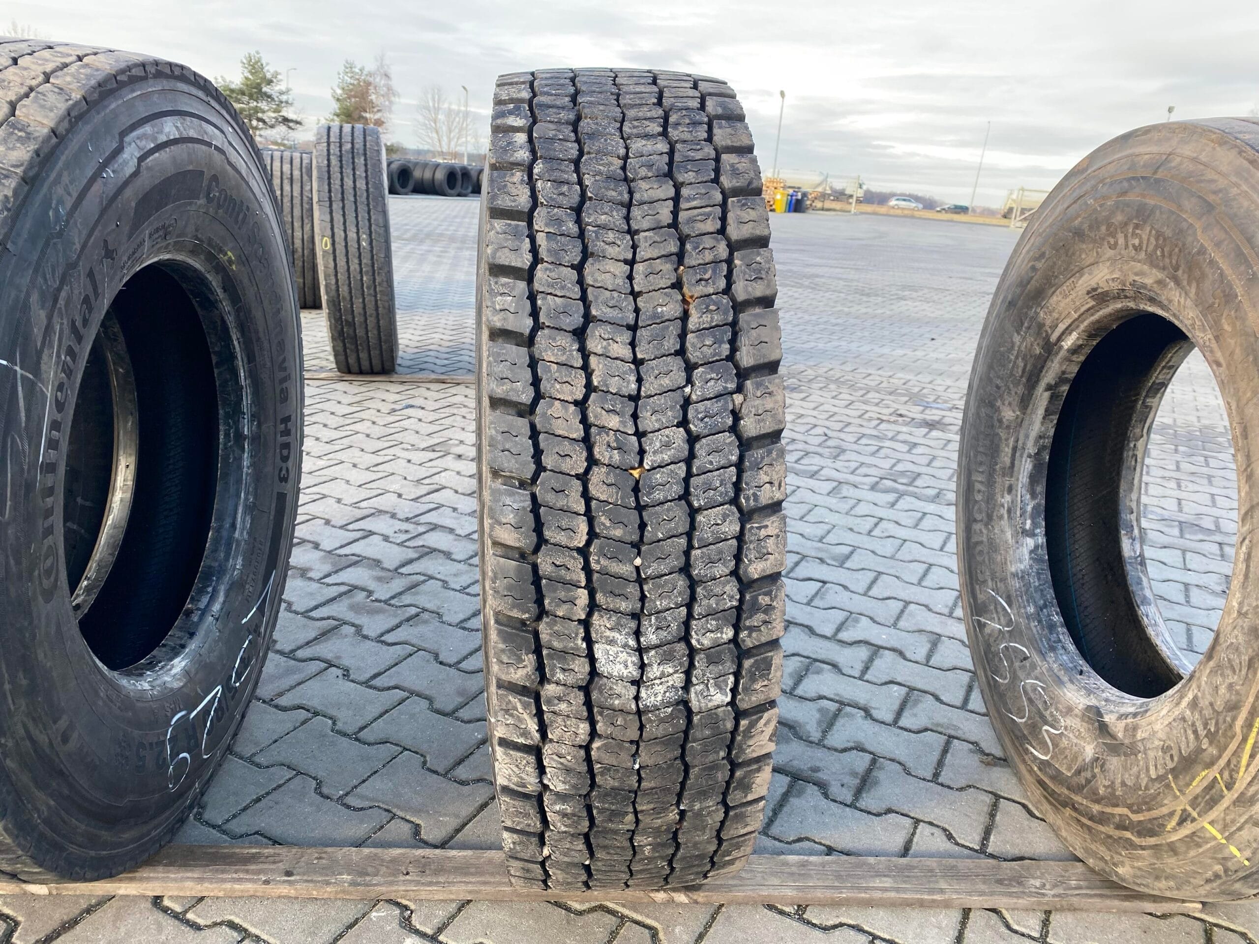 Opona ciężarowa 315/80R22.5 CONTINENTAL HDW2 SCANDINAVIA / 17-18mm Opona ciężarowa 315/80R22.5 CONTINENTAL HDW2 SCANDINAVIA / 17-18mm