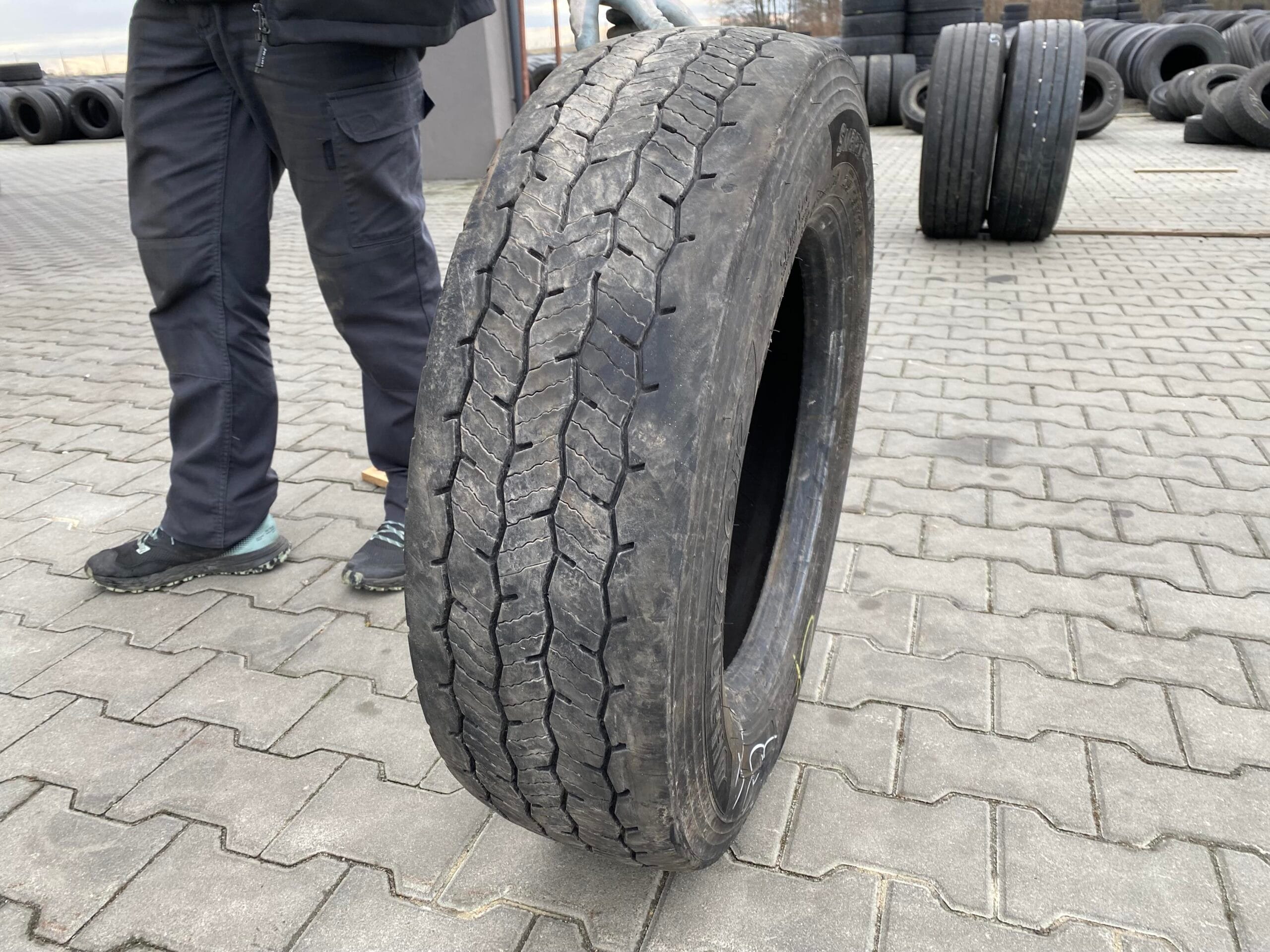Opona ciężarowa 215/75R17.5 HANKOOK SMART FLEX DH35 / 6-7mm Opona ciężarowa 215/75R17.5 HANKOOK SMART FLEX DH35 / 6-7mm