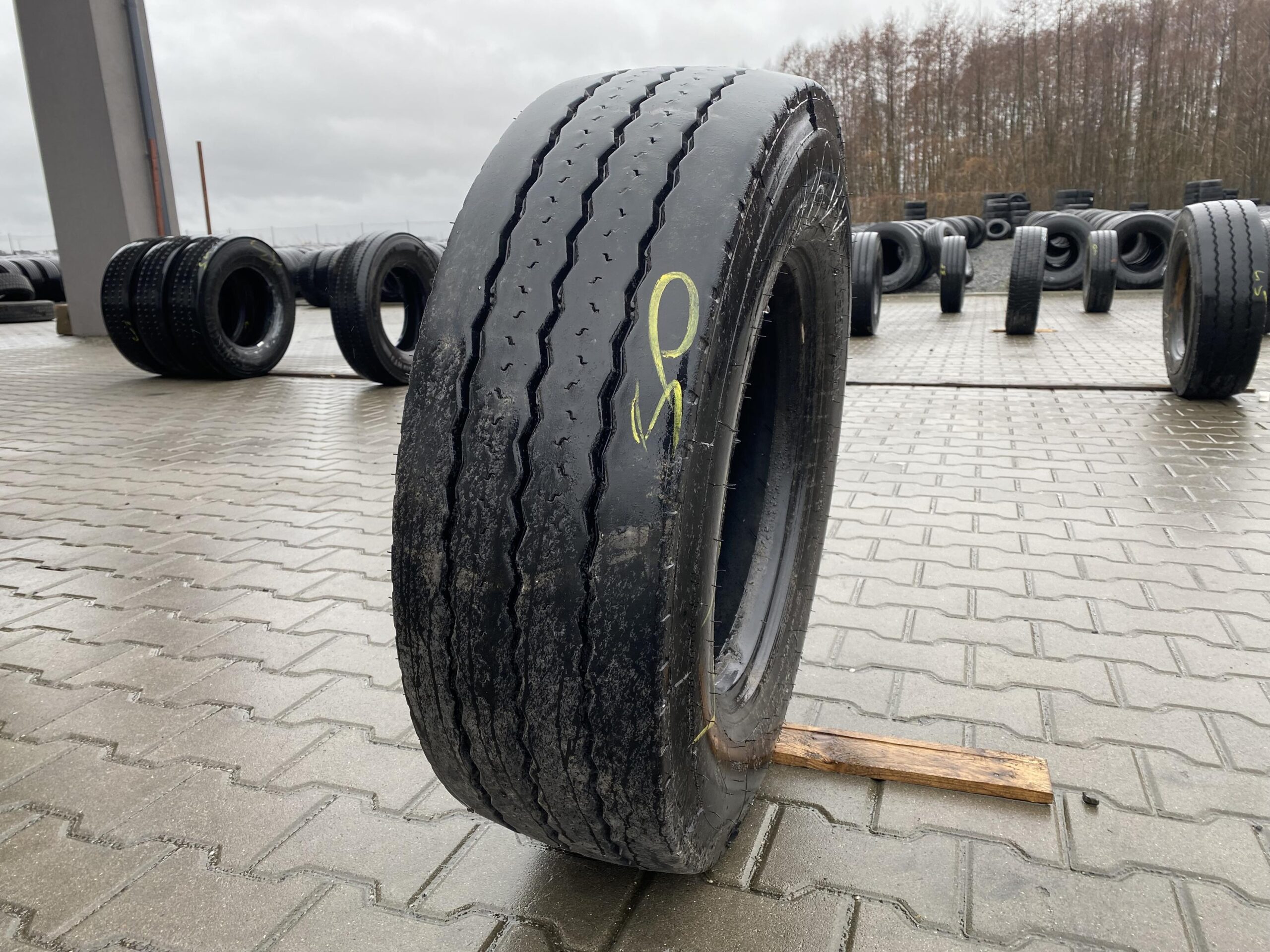 Opona ciężarowa 235/75R17.5 MICHELIN XTE2+ / 7-8mm Opona ciężarowa 235/75R17.5 MICHELIN XTE2+ / 7-8mm