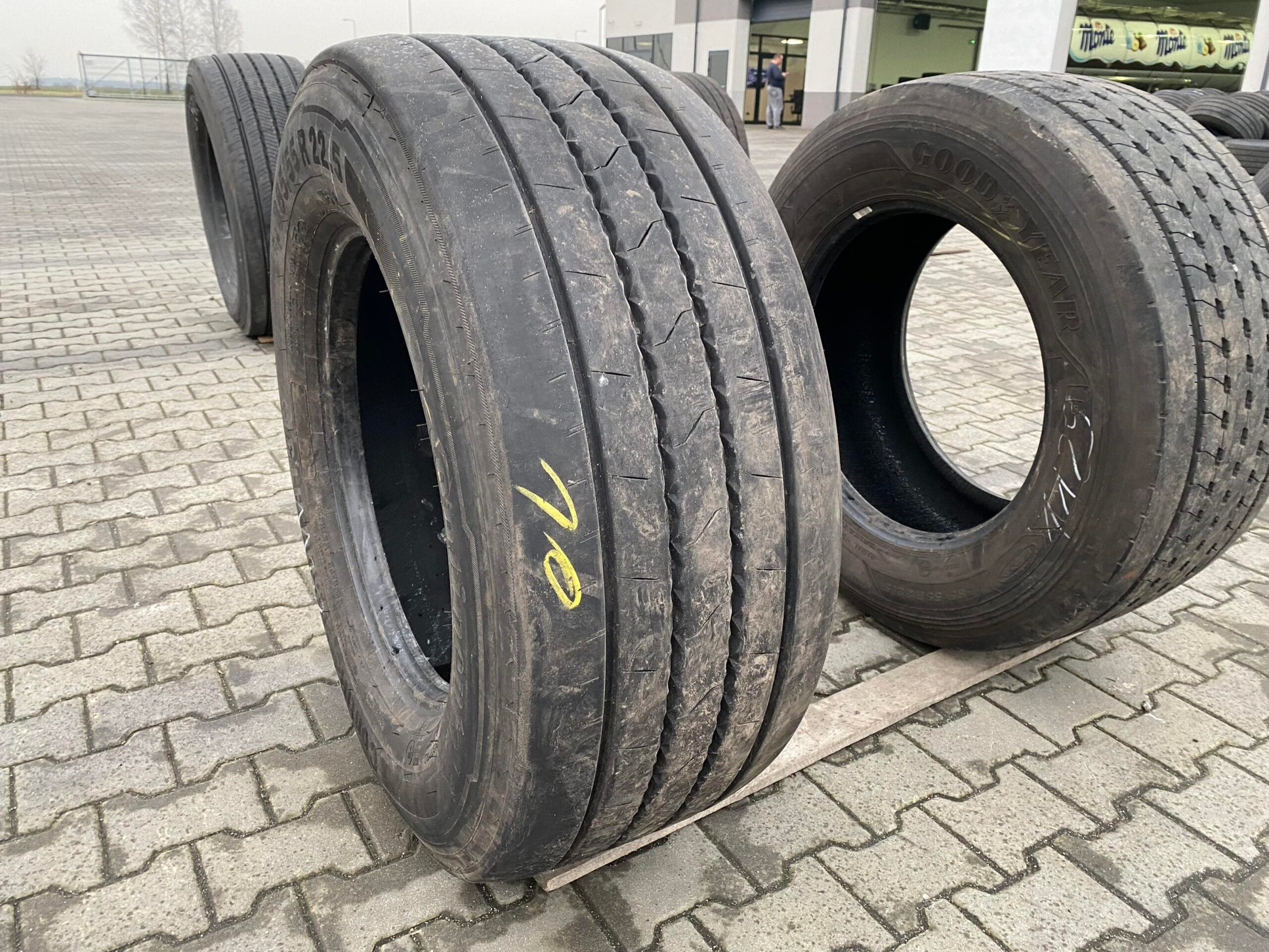 Opona ciężarowa 385/55R22.5 CONTINENTAL CONTI HYBRID HT3+ / 13-14mm Opona ciężarowa 385/55R22.5 CONTINENTAL CONTI HYBRID HT3+ / 13-14mm