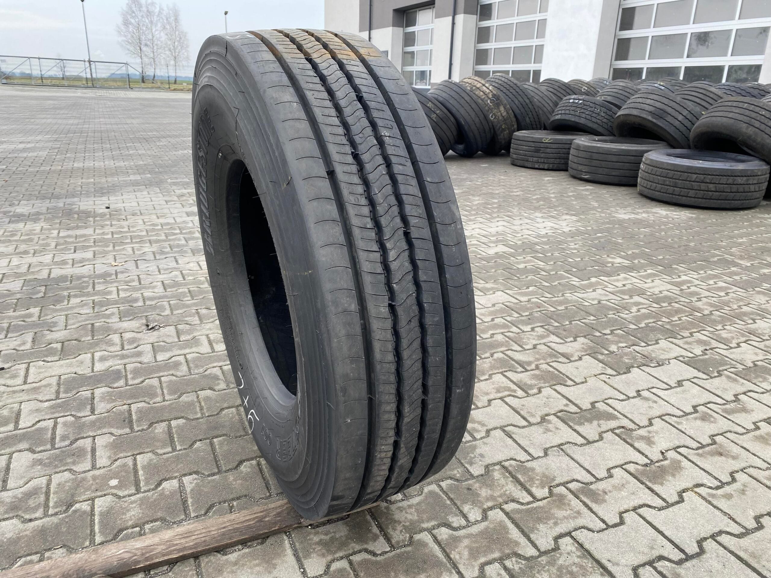 Opona ciężarowa 315/80R22.5 BRIDGESTONE R-STEER 001 / 16-17mm Opona ciężarowa 315/80R22.5 BRIDGESTONE R-STEER 001 / 16-17mm