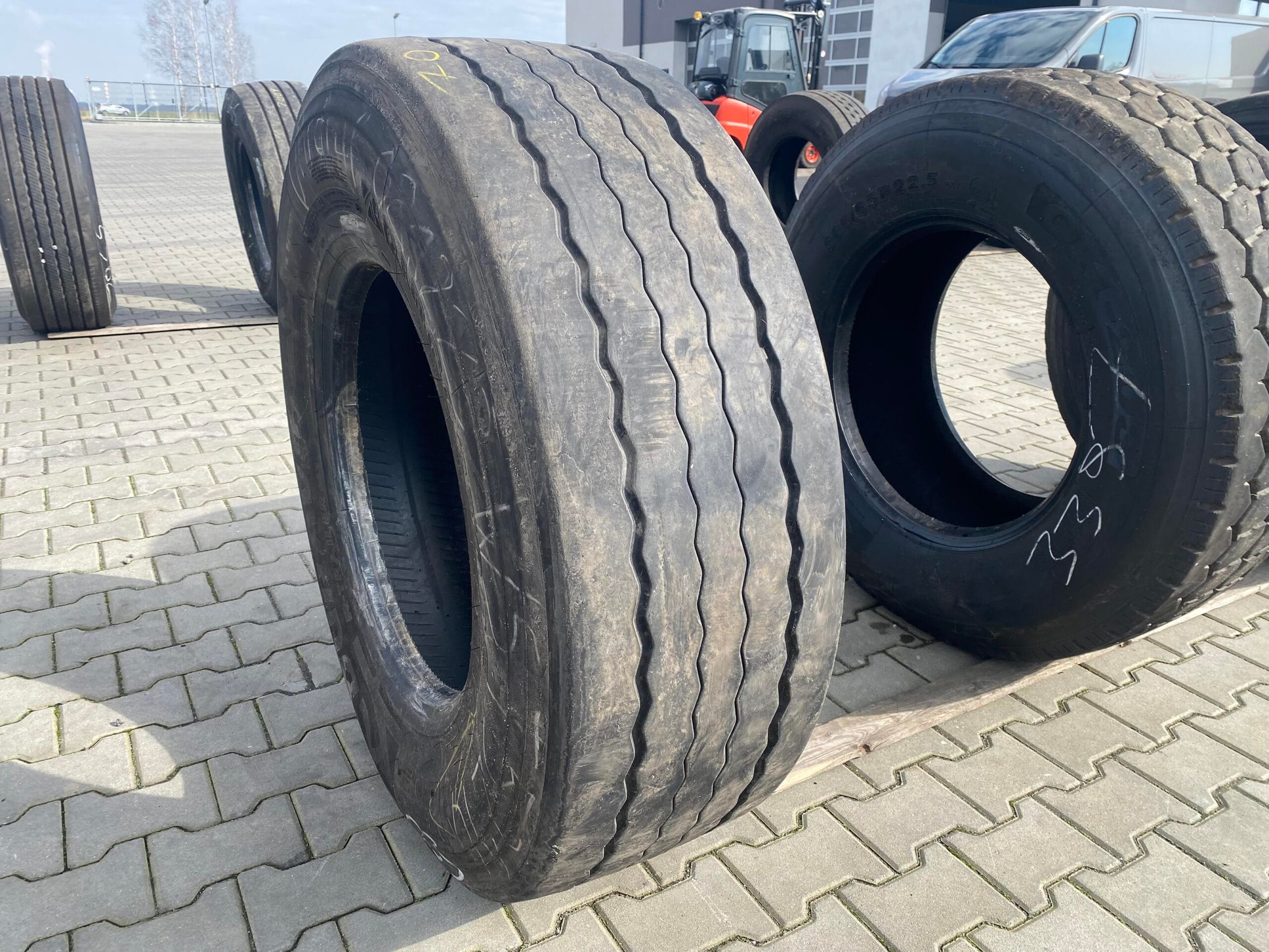 Opona ciężarowa 385/65R22.5 BRIDGESTONE R-TRAILER 002 DURAVIS / 9-10mm Opona ciężarowa 385/65R22.5 BRIDGESTONE R-TRAILER 002 DURAVIS / 9-10mm
