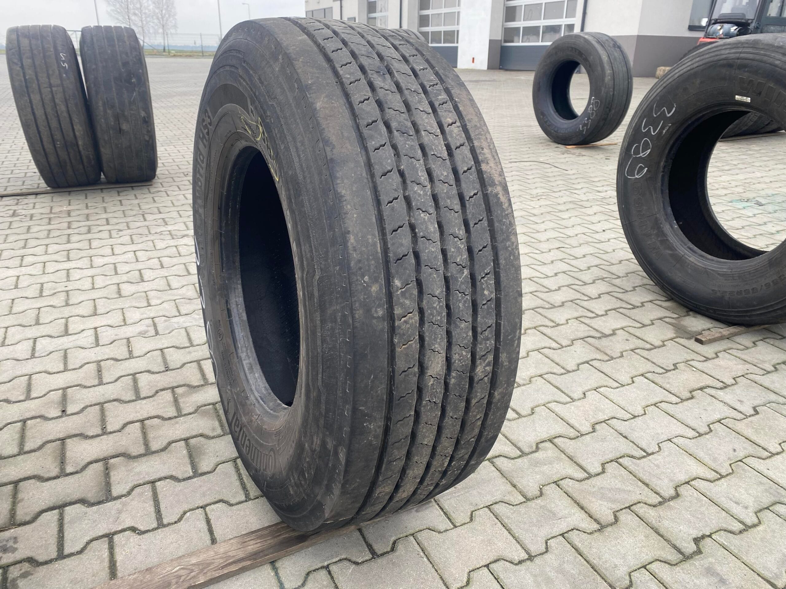 Opona ciężarowa 385/65R22.5 CONTINENTAL CONTI HYBRID HS3 / 11-12mm Opona ciężarowa 385/65R22.5 CONTINENTAL CONTI HYBRID HS3 / 11-12mm