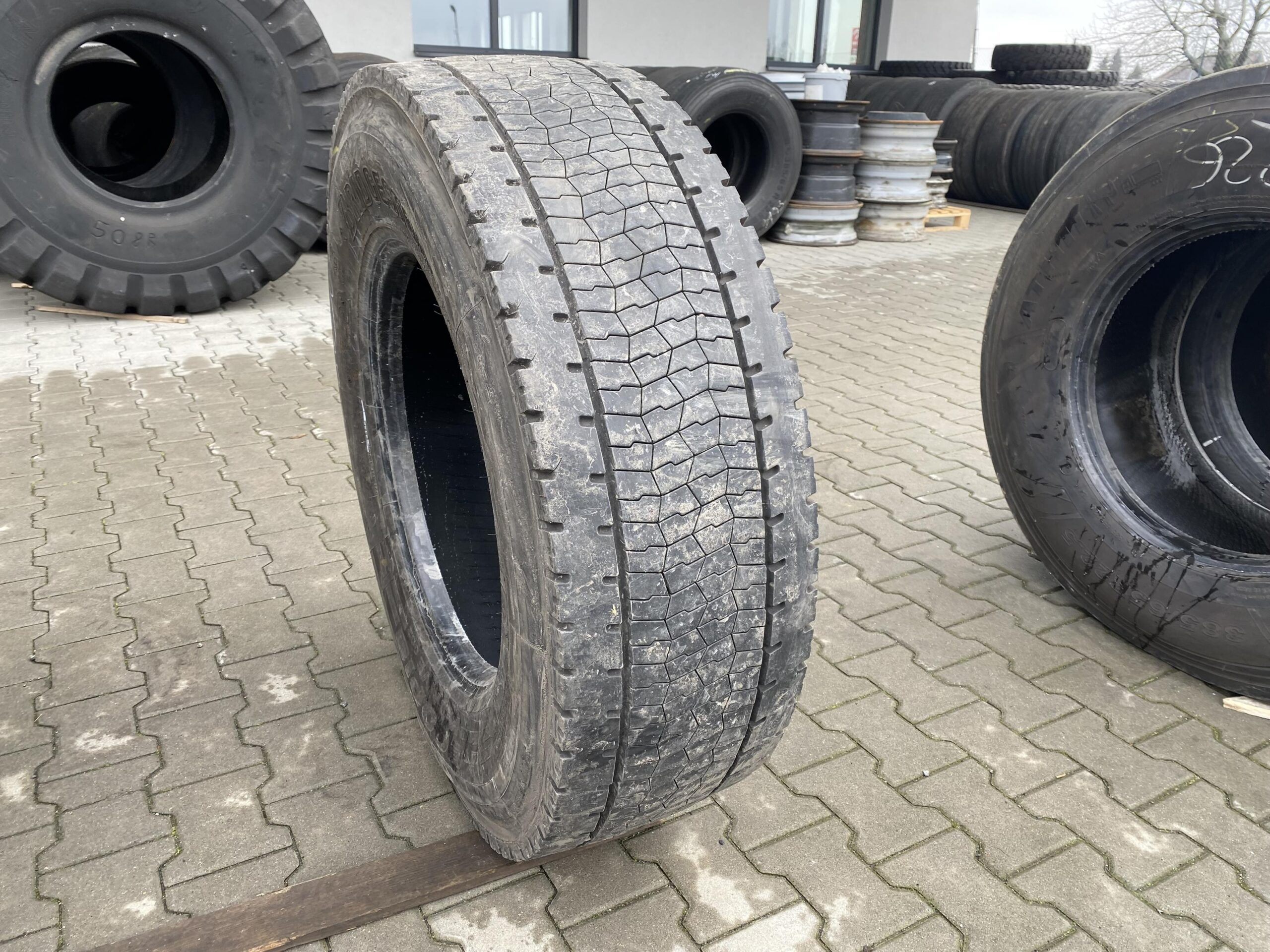 Opona ciężarowa 315/70R22.5 BRIDGESTONE H-DRIVE 002 ECOPIA / 8-10mm Opona ciężarowa 315/70R22.5 BRIDGESTONE H-DRIVE 002 ECOPIA / 8-10mm