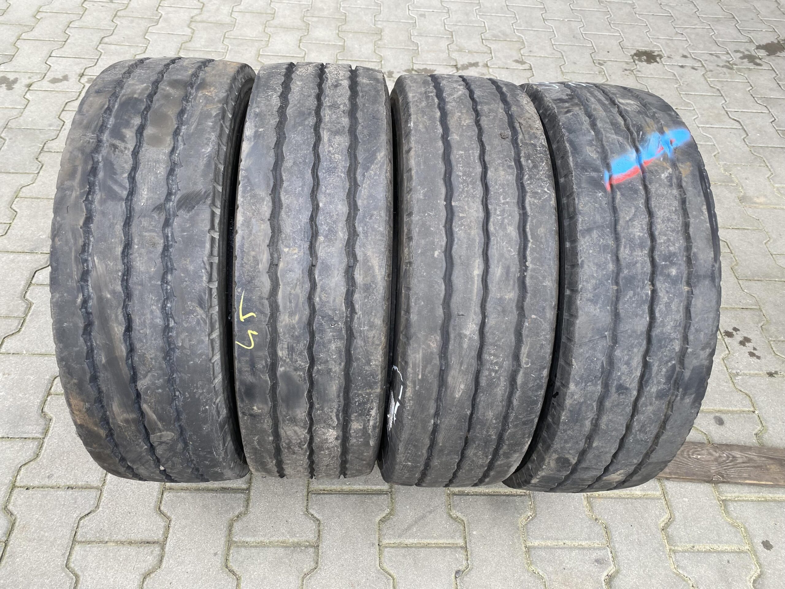 Opony do cięzarówek 205/65R17.5 BRIDGESTONE R168 / 7-8mm Opony do cięzarówek 205/65R17.5 BRIDGESTONE R168 / 7-8mm