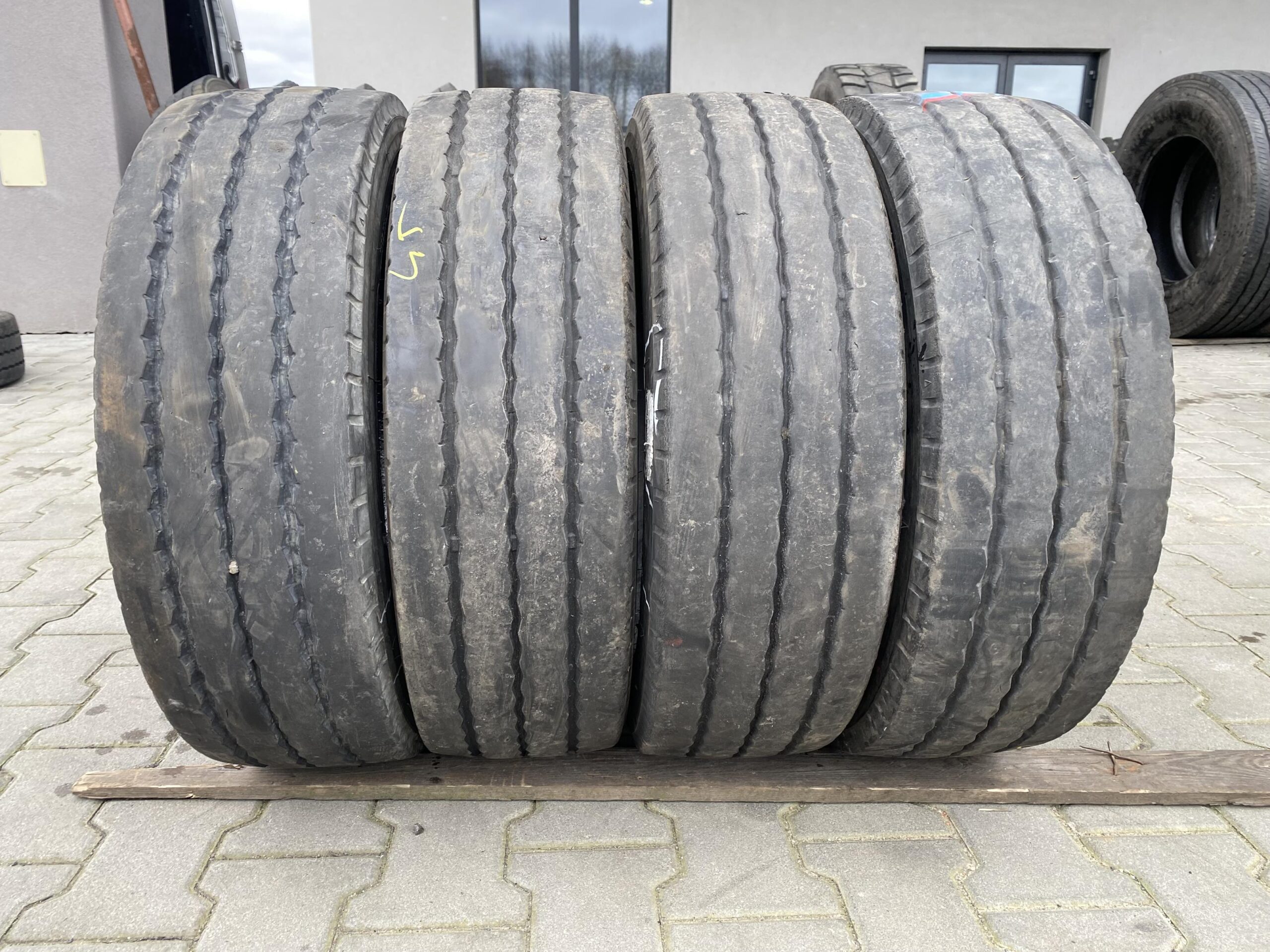 Opony do cięzarówek 205/65R17.5 BRIDGESTONE R168 / 7-8mm Opony do cięzarówek 205/65R17.5 BRIDGESTONE R168 / 7-8mm