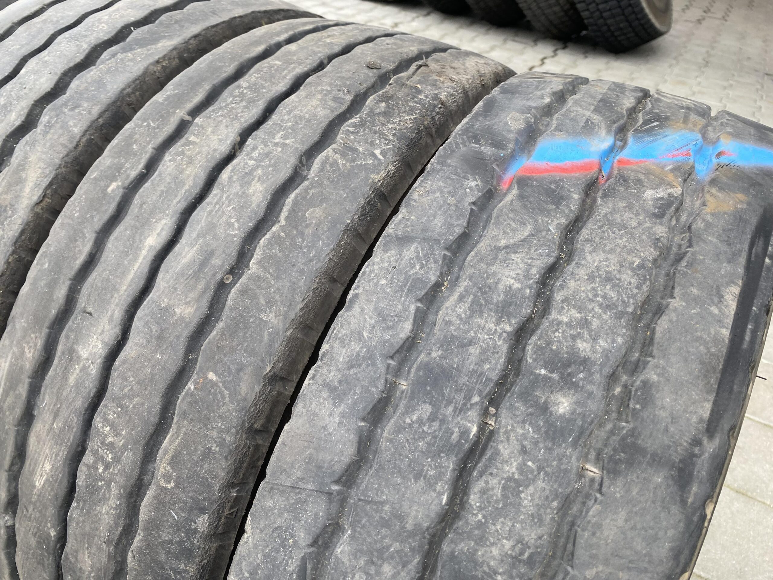 Opony do cięzarówek 205/65R17.5 BRIDGESTONE R168 / 7-8mm Opony do cięzarówek 205/65R17.5 BRIDGESTONE R168 / 7-8mm