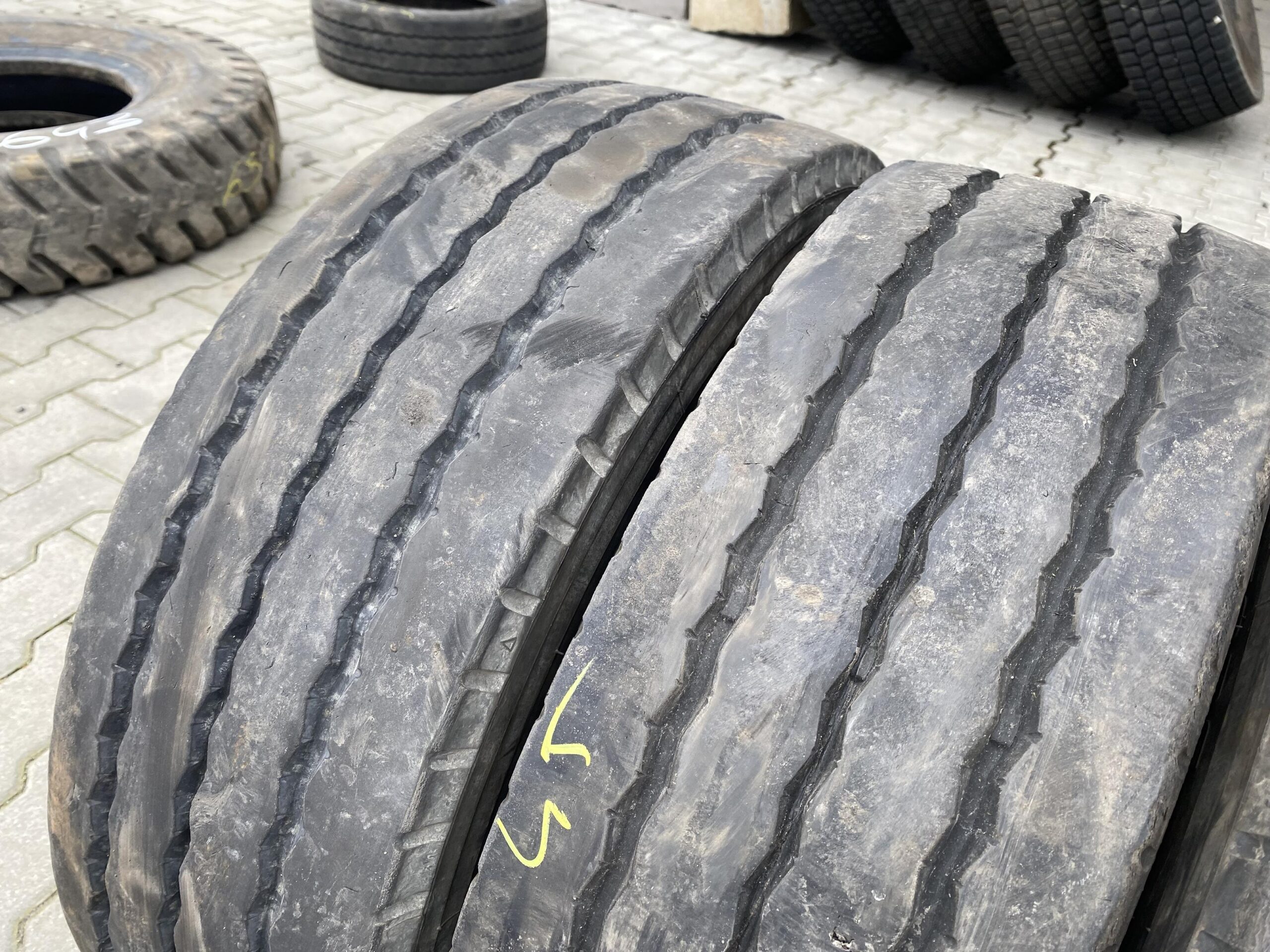 Opony do cięzarówek 205/65R17.5 BRIDGESTONE R168 / 7-8mm Opony do cięzarówek 205/65R17.5 BRIDGESTONE R168 / 7-8mm