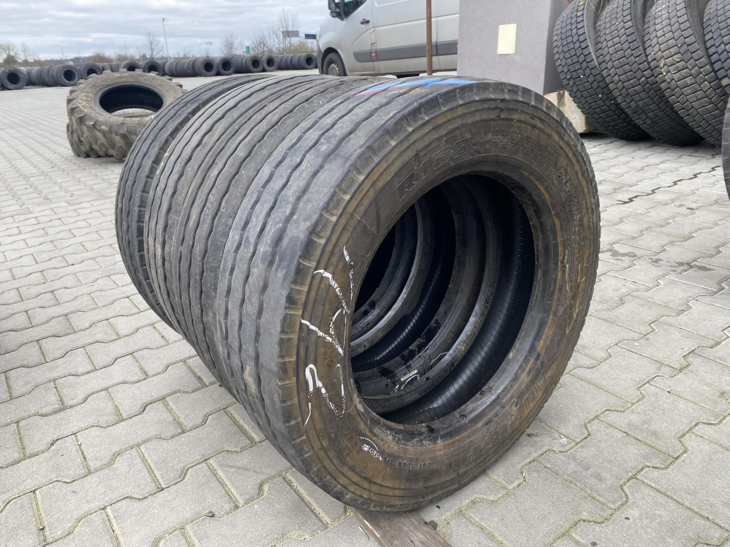 Opony do cięzarówek 205/65R17.5 BRIDGESTONE R168 / 7-8mm Opony do cięzarówek 205/65R17.5 BRIDGESTONE R168 / 7-8mm