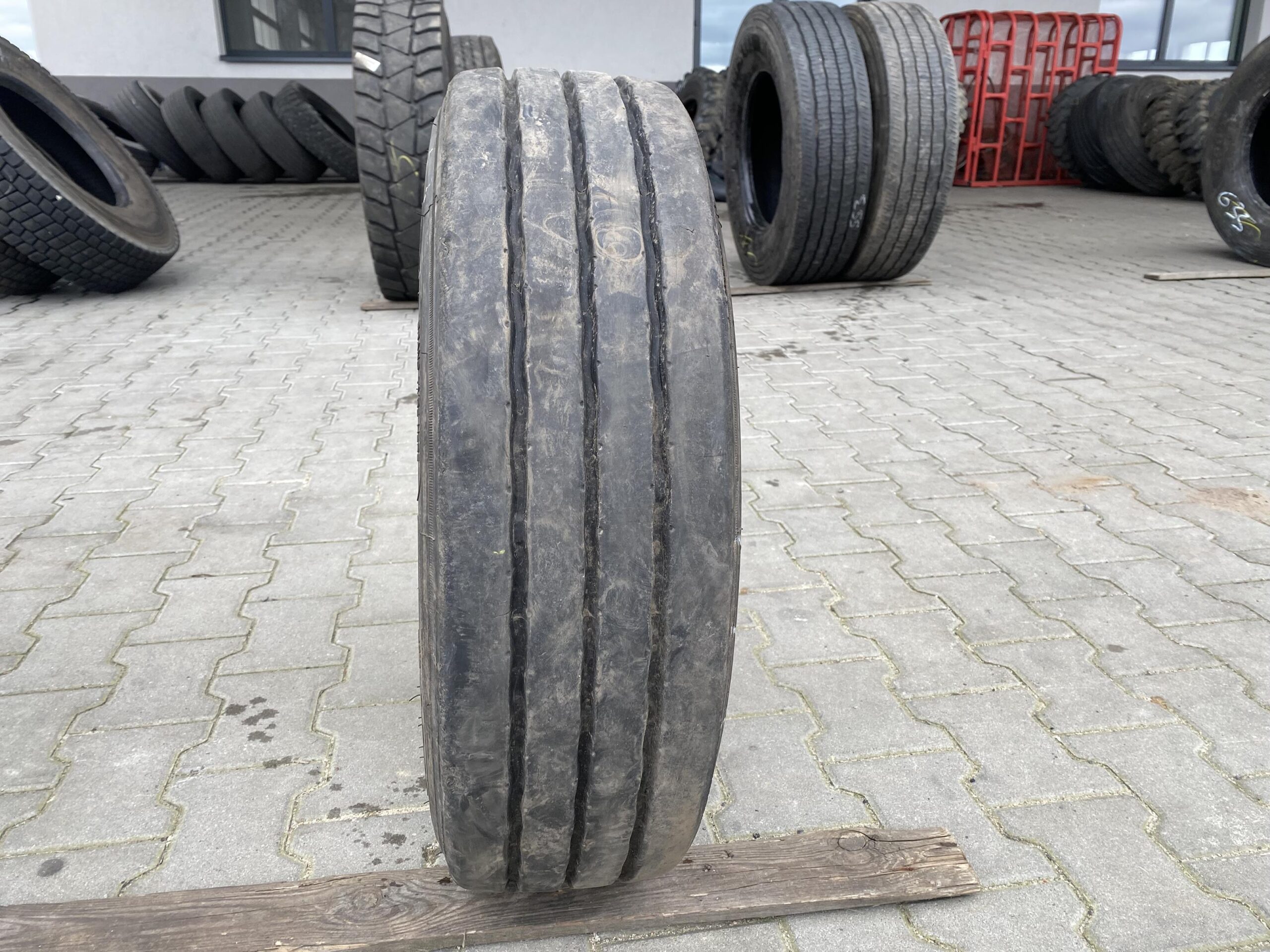 Opona ciężarowa 205/65R17.5 LEAO RIDE-WINGS KLT200 / 10mm Opona ciężarowa 205/65R17.5 LEAO RIDE-WINGS KLT200 / 10mm