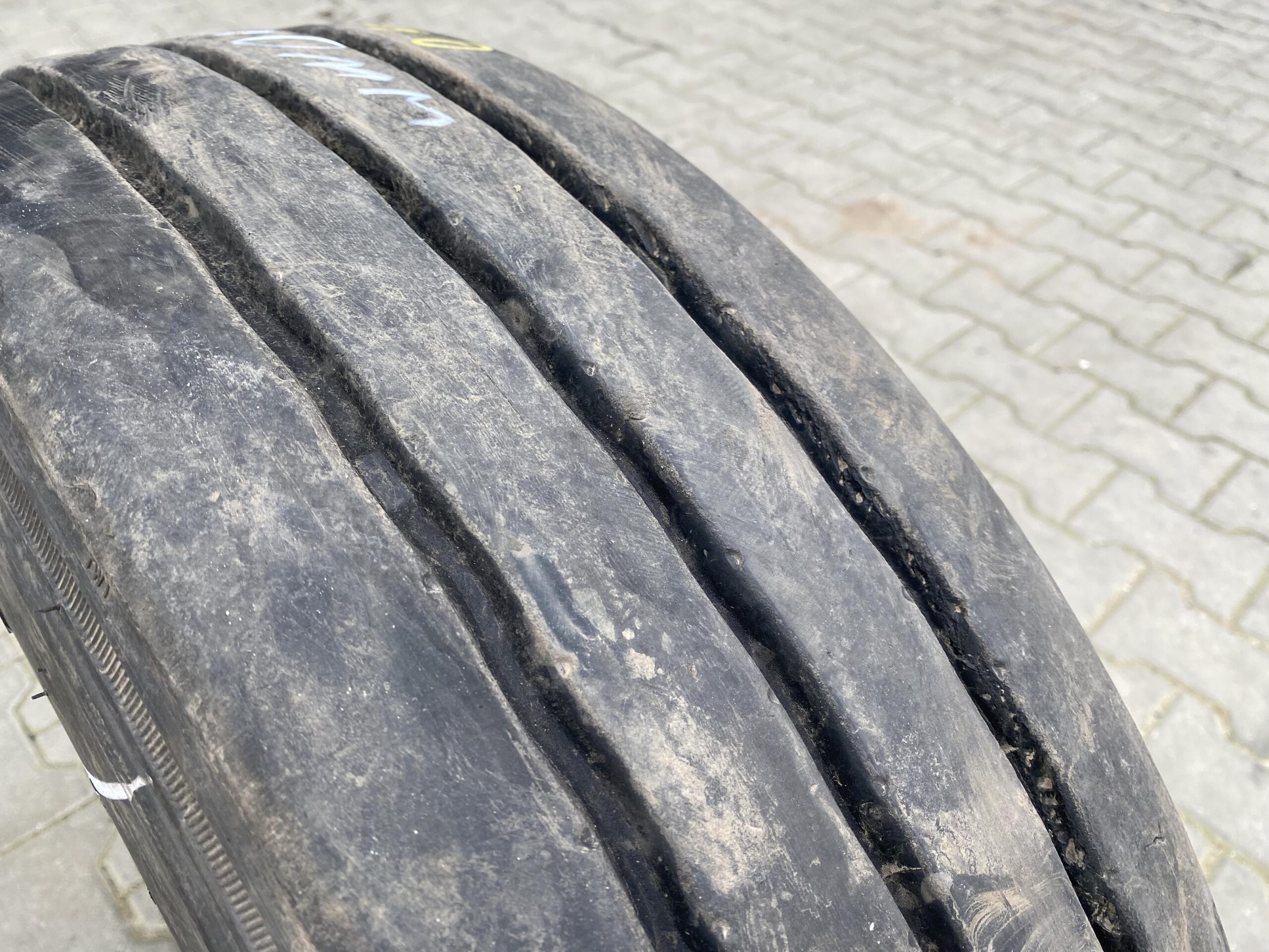 Opona ciężarowa 205/65R17.5 LEAO RIDE-WINGS KLT200 / 10mm Opona ciężarowa 205/65R17.5 LEAO RIDE-WINGS KLT200 / 10mm