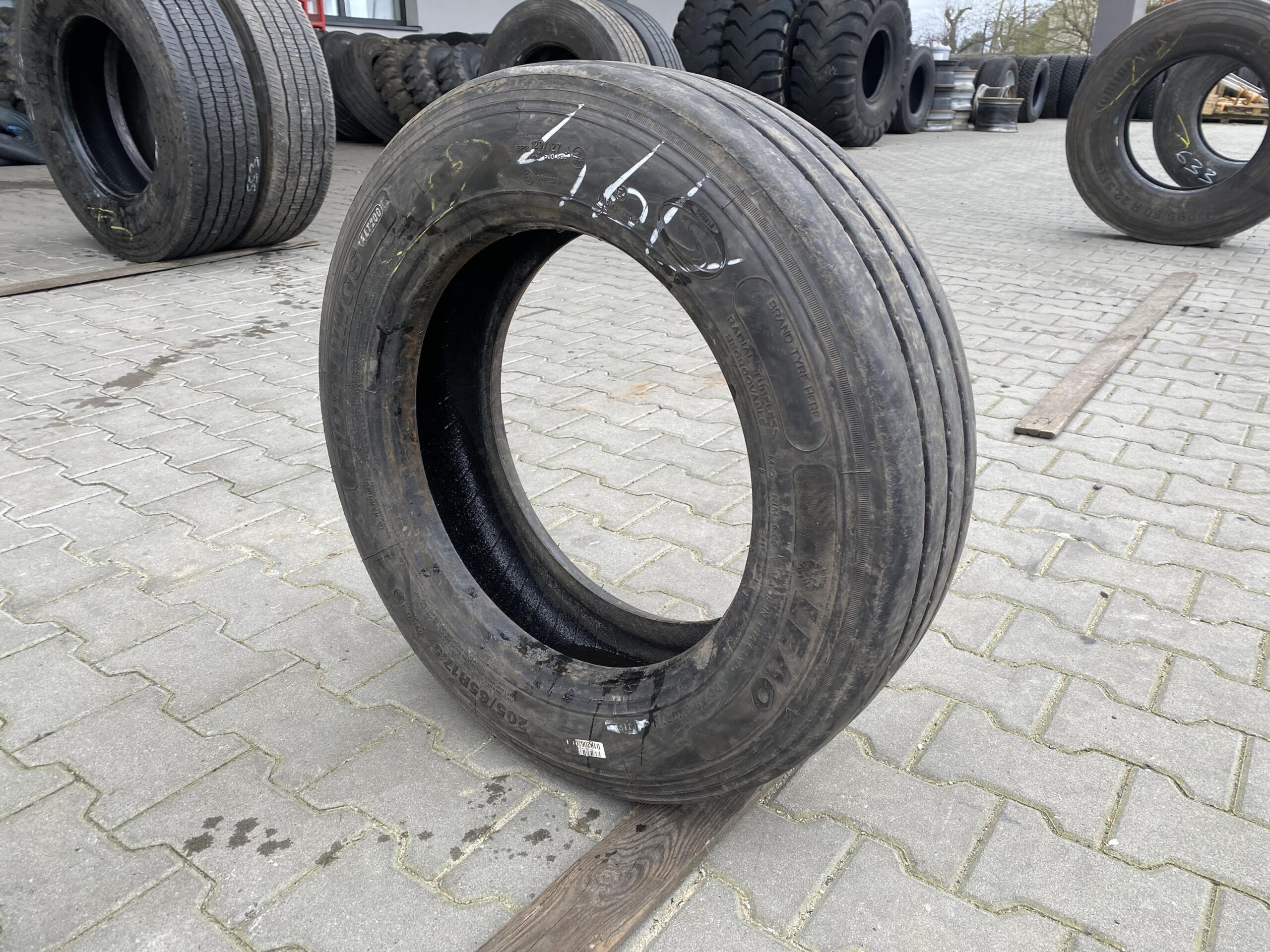 Opona ciężarowa 205/65R17.5 LEAO RIDE-WINGS KLT200 / 10mm Opona ciężarowa 205/65R17.5 LEAO RIDE-WINGS KLT200 / 10mm