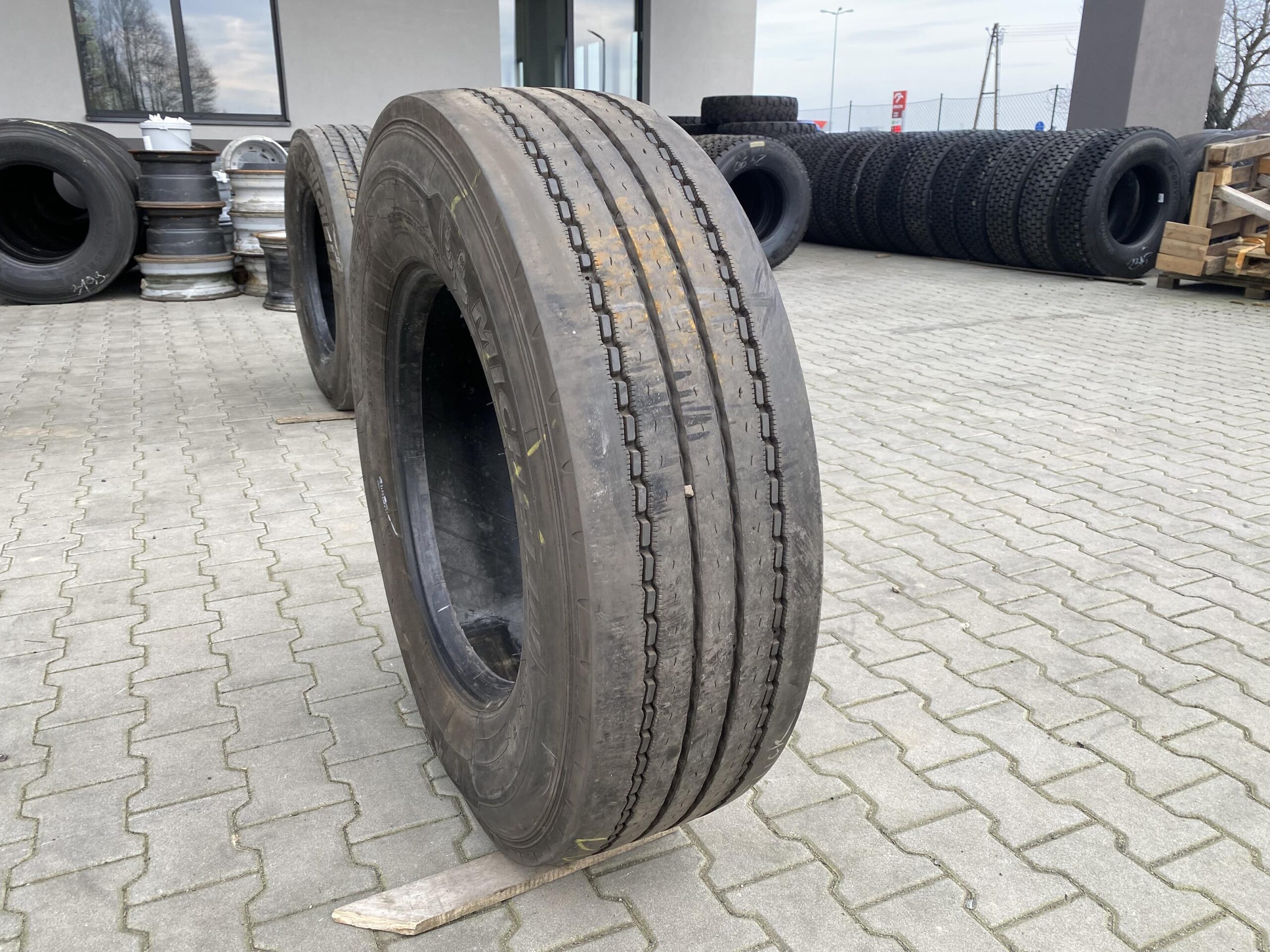 Opona ciężarowa 315/70R22.5 MICHELIN XLINE ENERGY Z / 10-11mm Opona ciężarowa 315/70R22.5 MICHELIN XLINE ENERGY Z / 10-11mm
