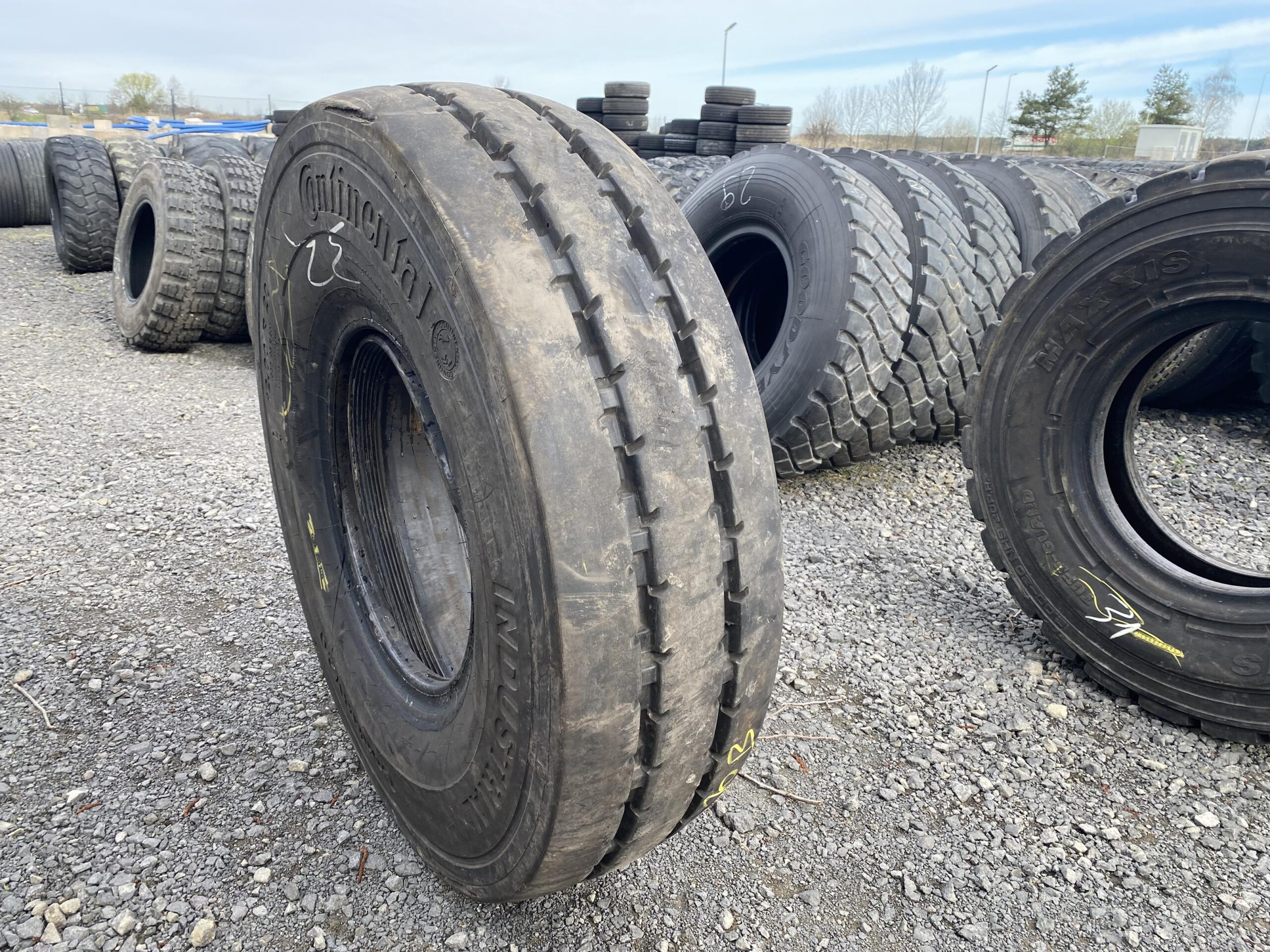 Opona do wózków widłowych 12.00R20 CONTINENTAL CONTI RV20 INDUSTRIAL / 90% Bieżnika Opona do wózków widłowych 12.00R20 CONTINENTAL CONTI RV20 INDUSTRIAL / 90% Bieżnika