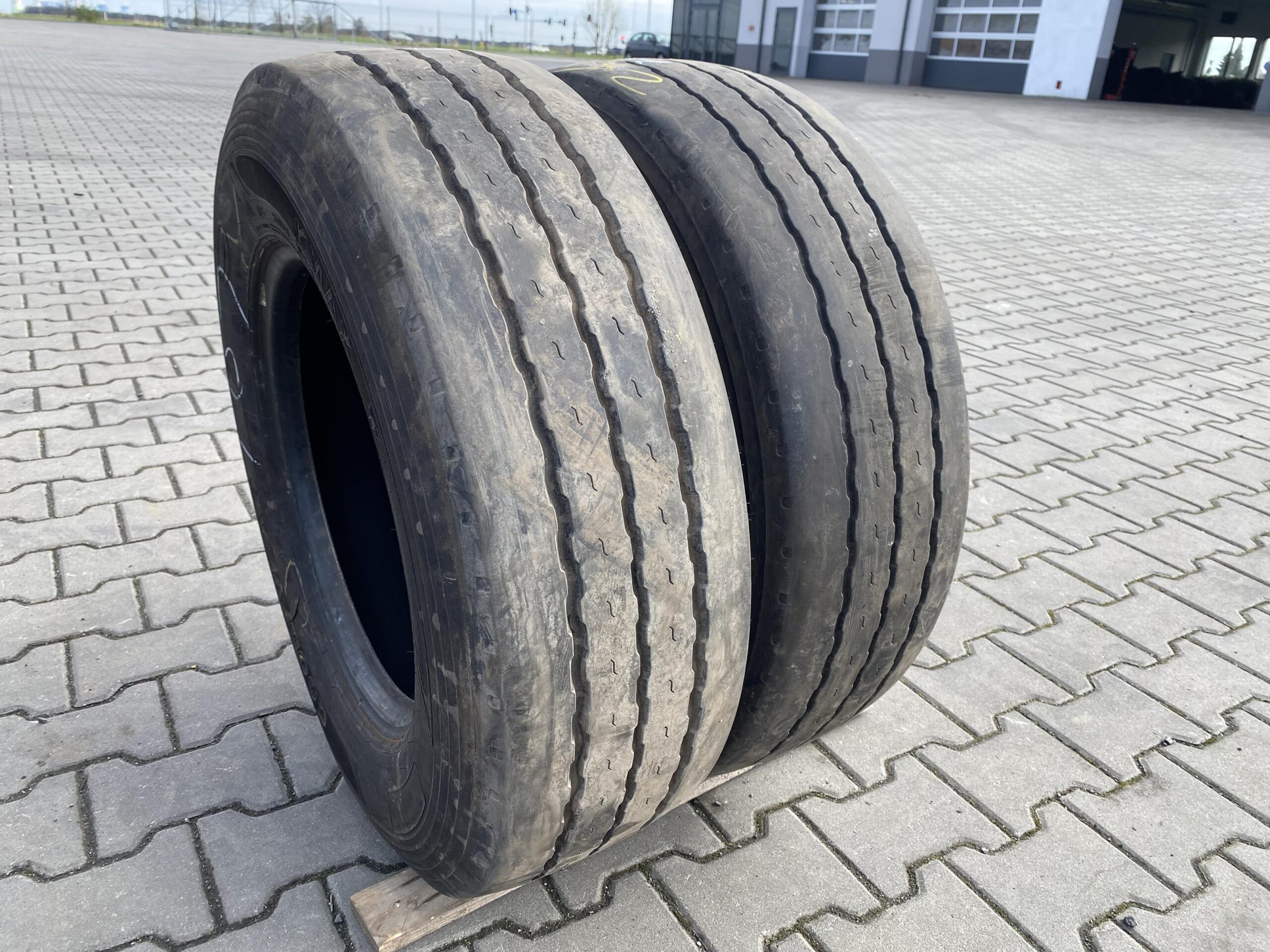Opony ciężarowe 245/70R17.5 GOODYEAR KMAX T / 7-9 mm Opony ciężarowe 245/70R17.5 GOODYEAR KMAX T / 7-9 mm