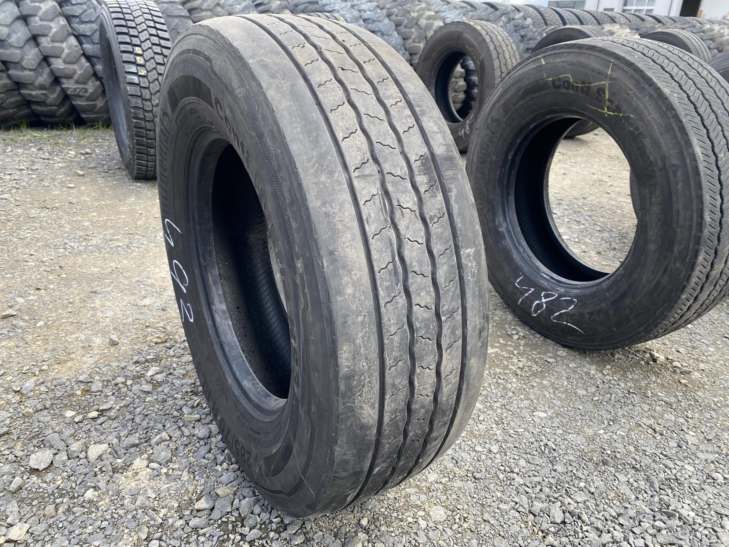 Opona ciężarowa 285/70R19.5 CONTINENTAL CONTI HYBRID HS3 / 7-8mm Opona ciężarowa 285/70R19.5 CONTINENTAL CONTI HYBRID HS3 / 7-8mm