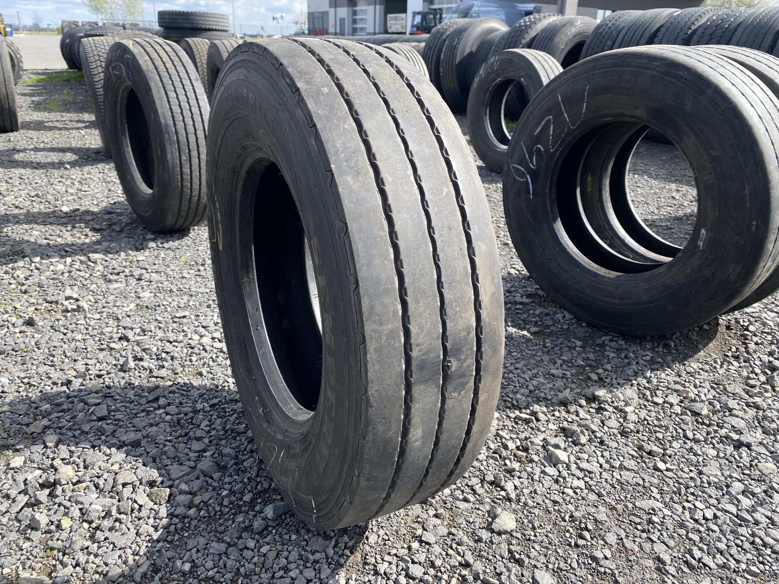 Opona ciężarowa 235/75R17.5 SEMPERIT RUNNER T2 / 7-8mm Opona ciężarowa 235/75R17.5 SEMPERIT RUNNER T2 / 7-8mm