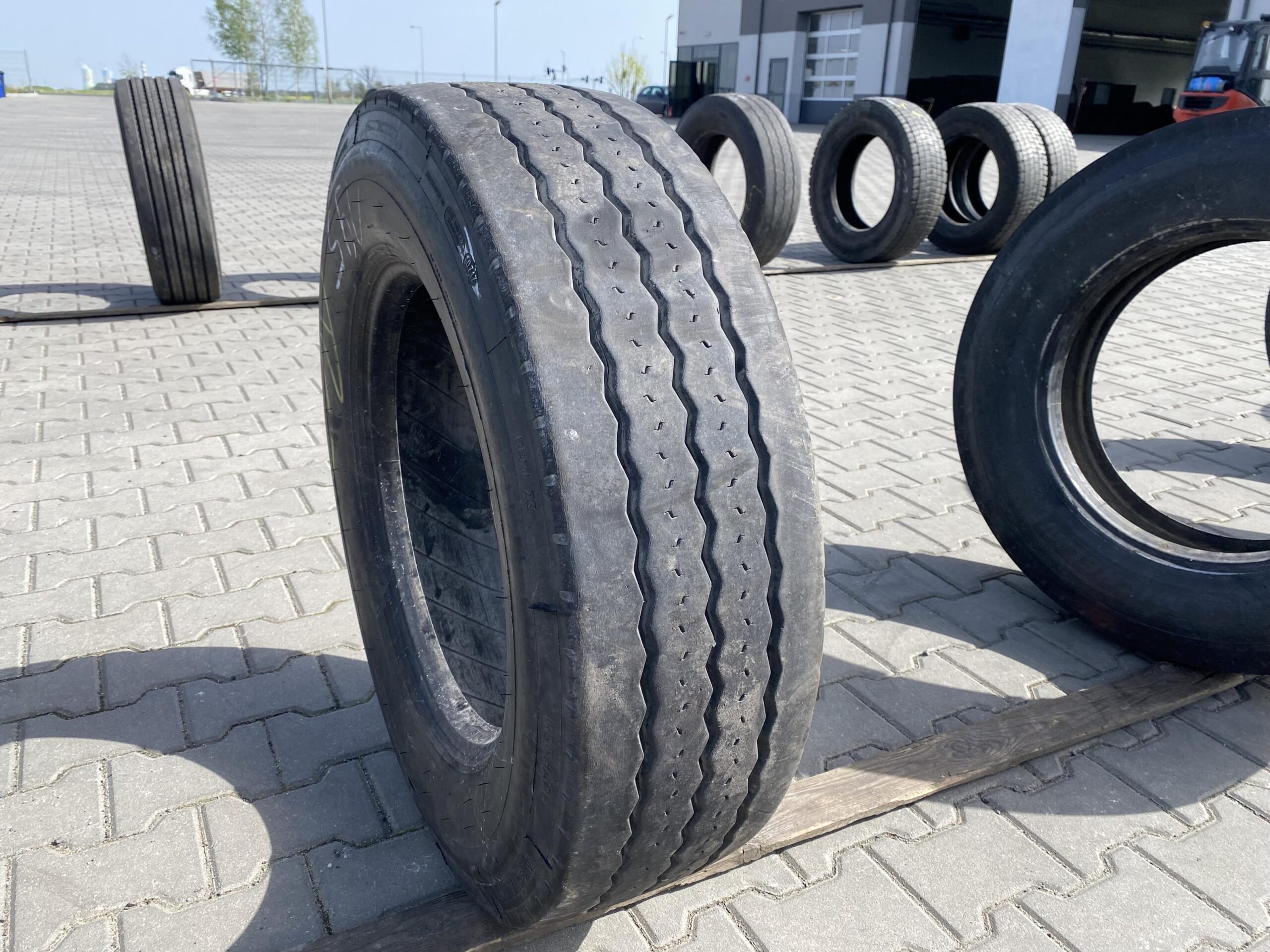 Opona ciężarowa 245/70R19.5 BIEŻNIKOWANA TYP MICHELIN XTE2 / 10mm Opona ciężarowa 245/70R19.5 BIEŻNIKOWANA TYP MICHELIN XTE2 / 10mm