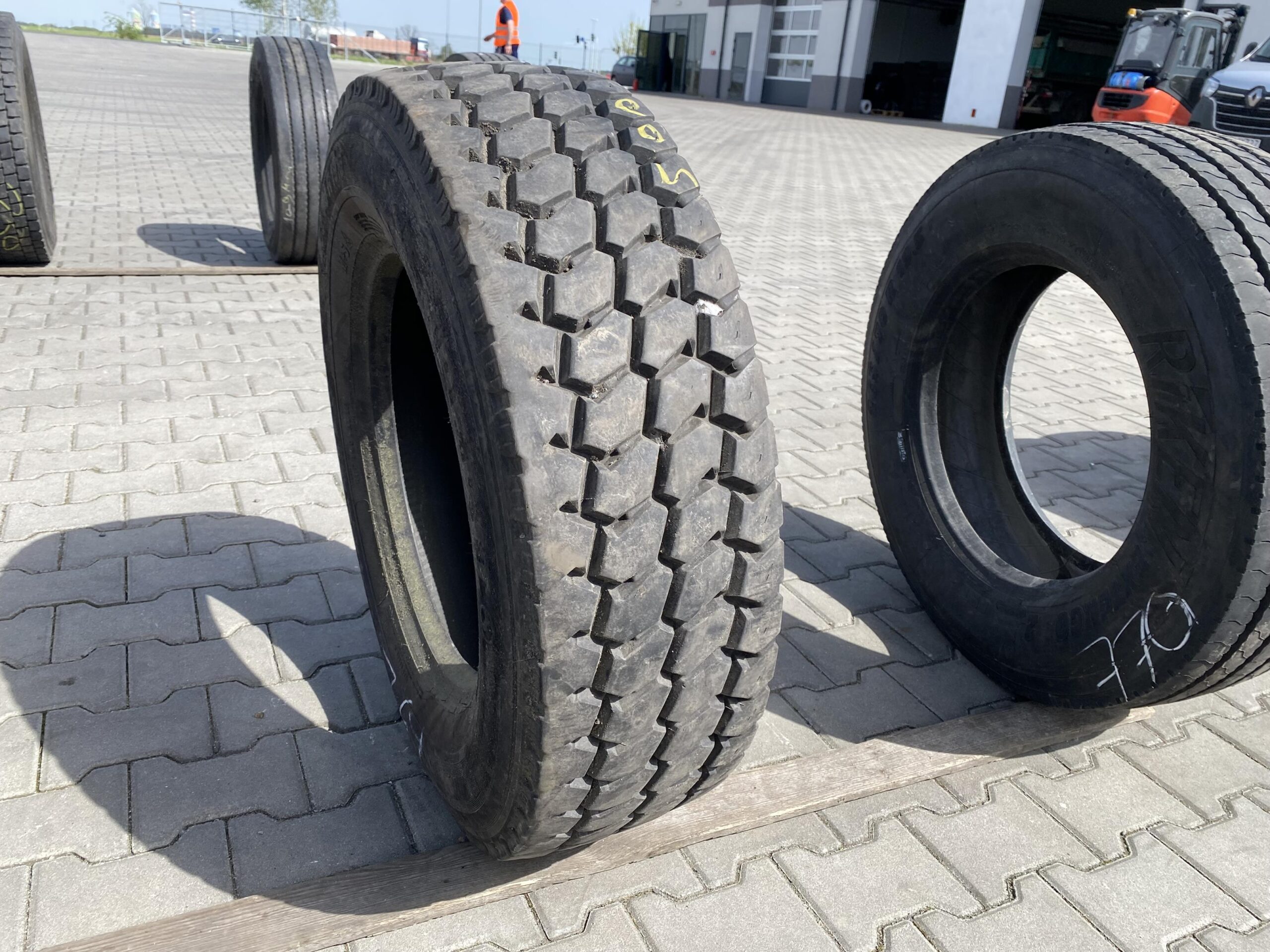 Opona ciężarowa 265/70R19.5 SEMPERIT WORKER T2 / 14-15mm Opona ciężarowa 265/70R19.5 SEMPERIT WORKER T2 / 14-15mm