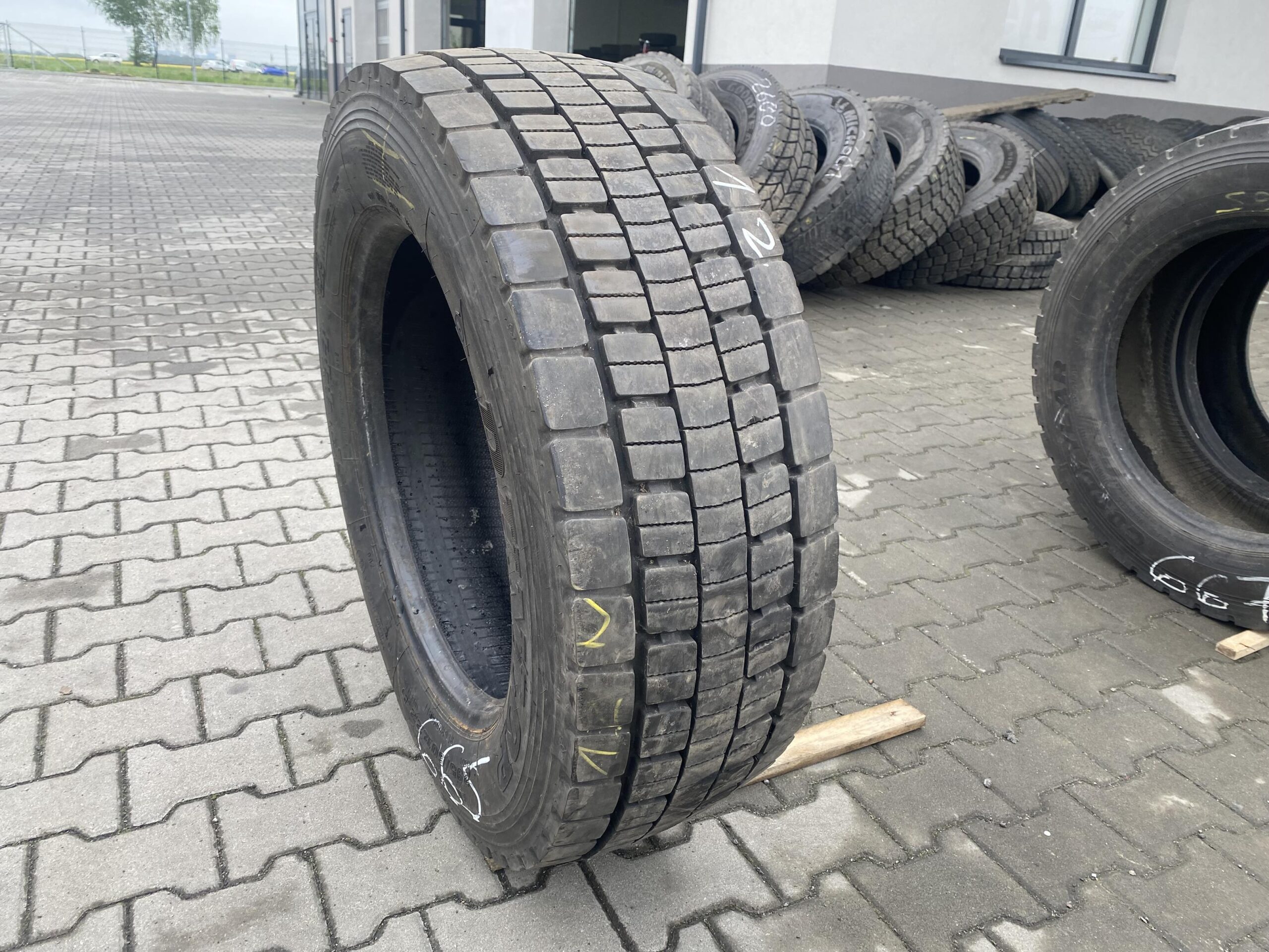 Opona ciężarowa 295/60R22.5 DUNLOP SP444 / 13-14mm Opona ciężarowa 295/60R22.5 DUNLOP SP444 / 13-14mm