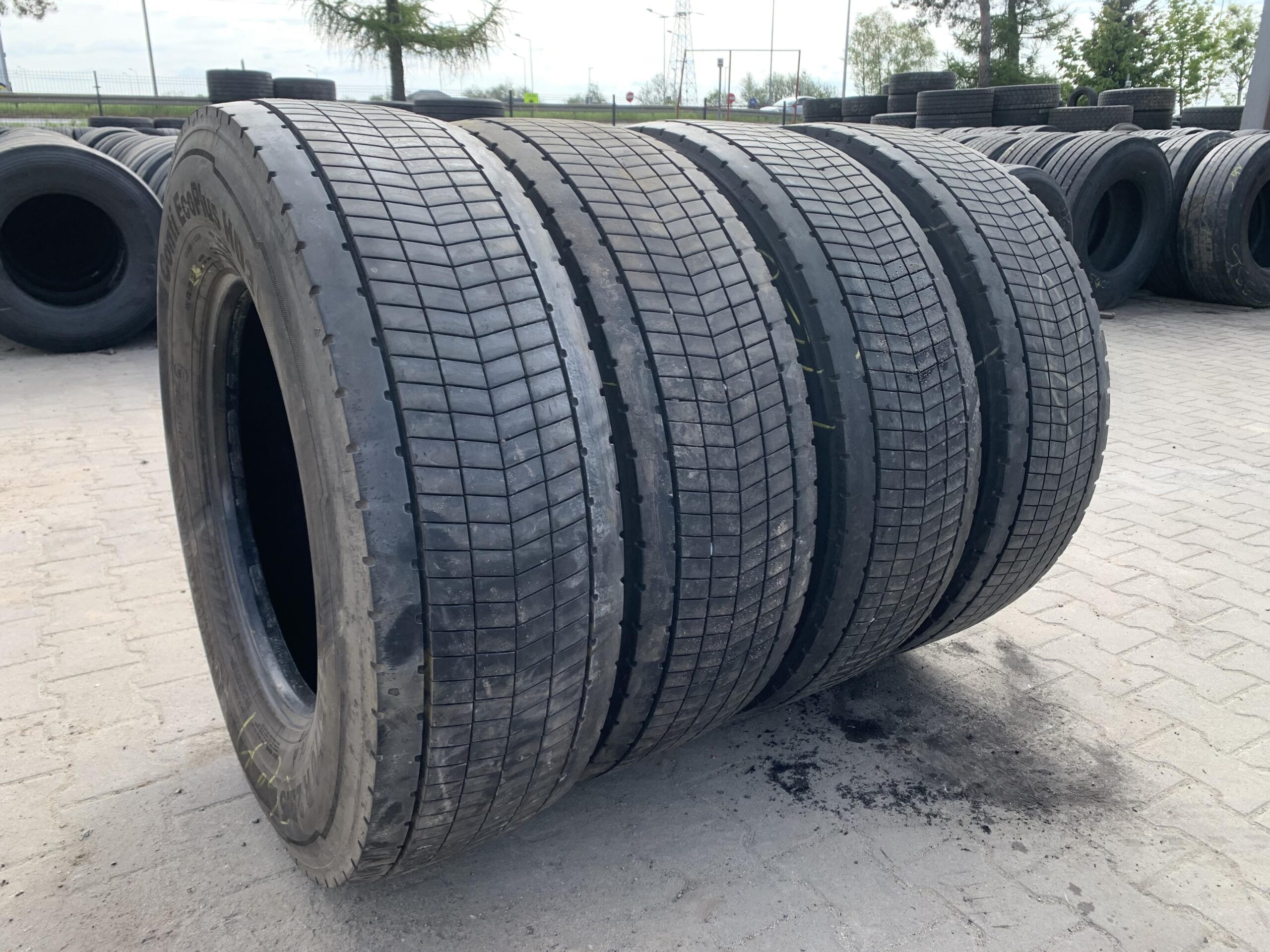 Opony używane do ciężarówki 315/70R22.5 CONTINENTAL CONTI ECOPLUS HD3 / 9-11mm Opony używane do ciężarówki 315/70R22.5 CONTINENTAL CONTI ECOPLUS HD3 / 9-11mm