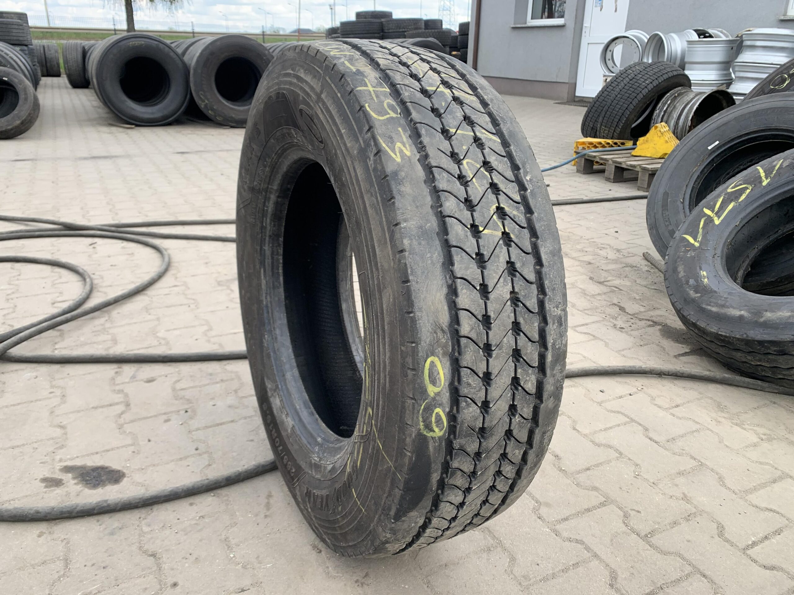 Opona używana do ciężarówki 265/70R19.5 GOODYEAR KMAX S / 7-9mm Opona używana do ciężarówki 265/70R19.5 GOODYEAR KMAX S / 7-9mm