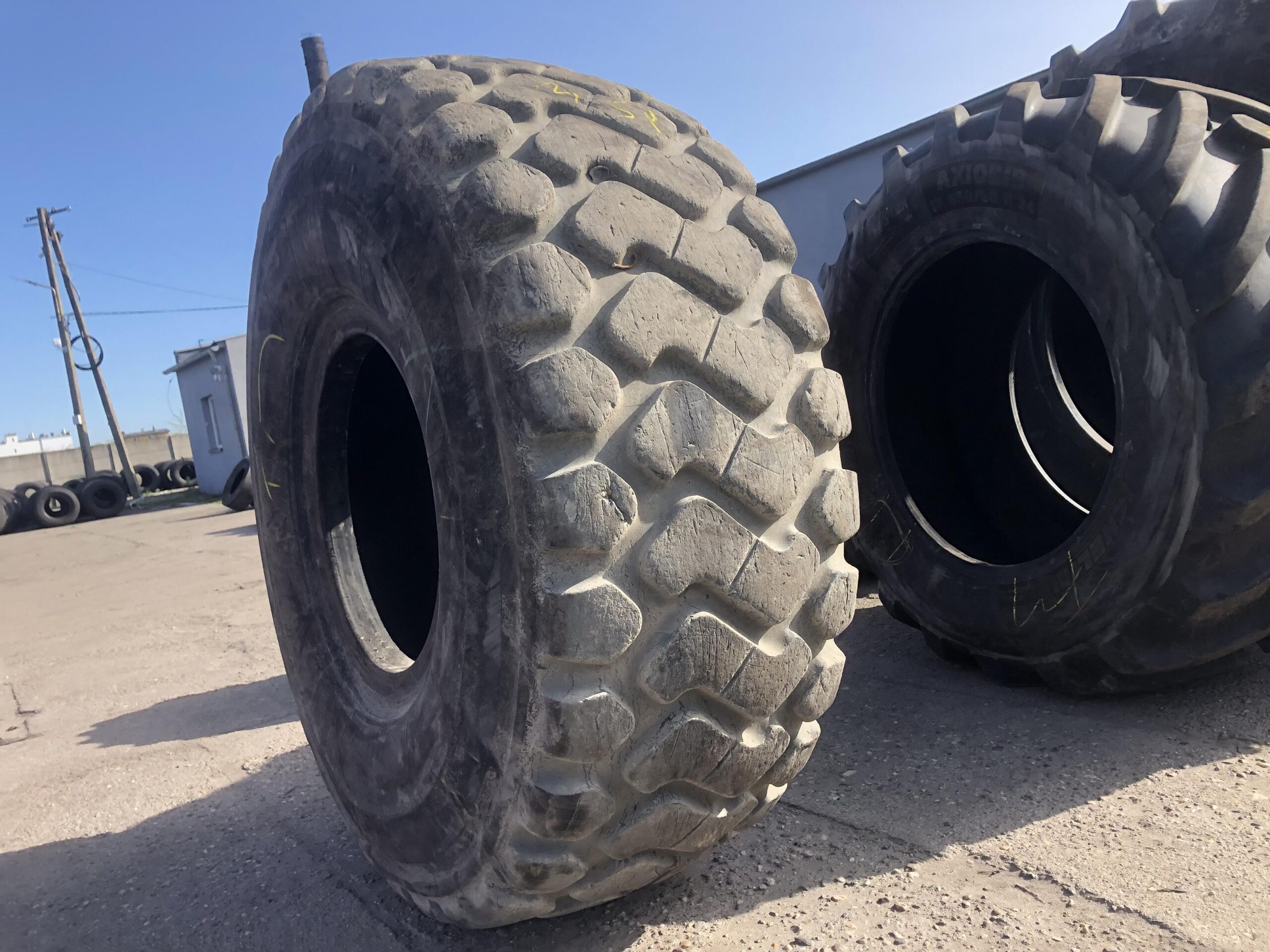 Opona przemysłowa 23.5R25 BIEŻNIKOWANA TYP XHA 2 / 80% bieżnika Opona przemysłowa 23.5R25 BIEŻNIKOWANA TYP XHA 2 / 80% bieżnika