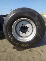 Zestaw opon do przyczep rolniczych KOŁA BEZDĘTKOWE PPRZYCZEPA HL 22.5 NA 8 OTWORÓW 11,75'