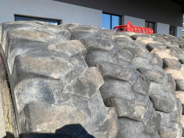 Opona do koparki kołowej 10.00-20 MITAS EM NB38 / 40-50% Bieżnika