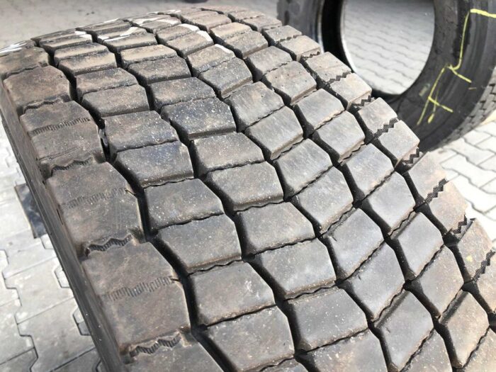 Opona używana do ciężarówki 295/60R22.5 BIEŻNIKOWANA TYP CONTINENTAL HD HYBRID / 14-16mm