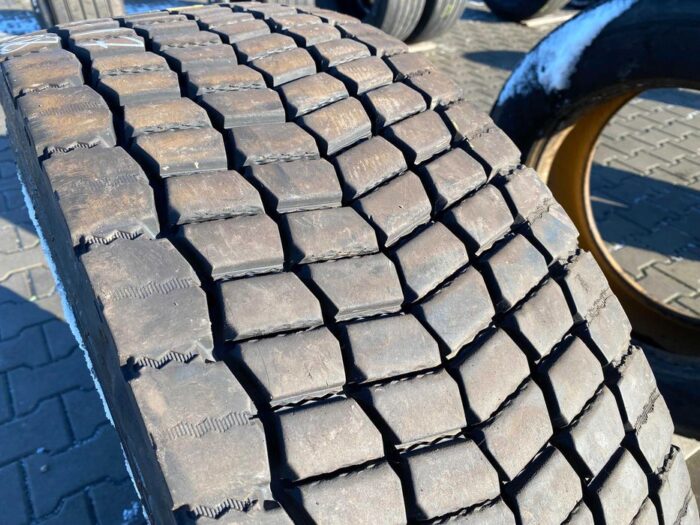 Opona używana do ciężarówki 295/60R22.5 BIEŻNIKOWANA TYP CONTINENTAL HD HYBRID / 15-17mm