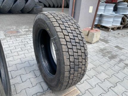 Opona używana do ciężarówki 295/60R22.5 BIEŻNIKOWANA RECAMIC TYP MICHELIN XW4S / 16-17mm