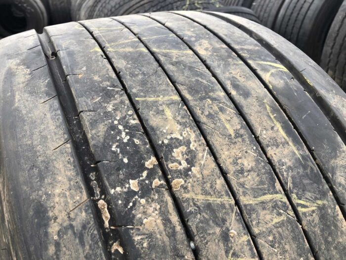 Opona używana do ciężarówki 435/50R19.5 GOODYEAR FUELMAX T / 8-9mm