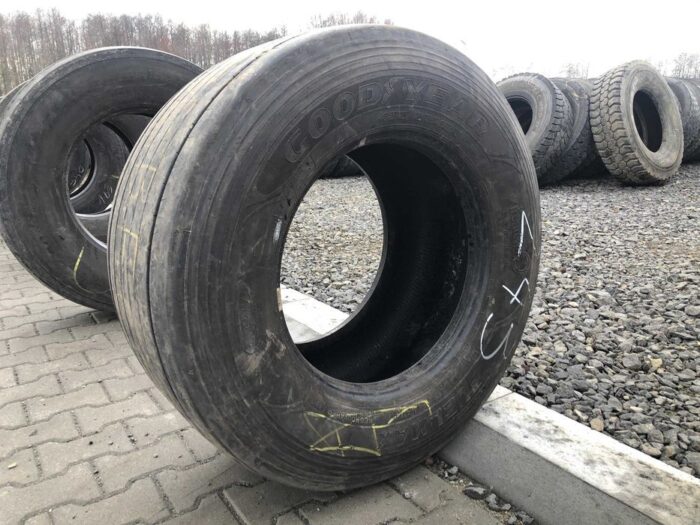 Opona używana do ciężarówki 435/50R19.5 GOODYEAR FUELMAX T / 8-9mm