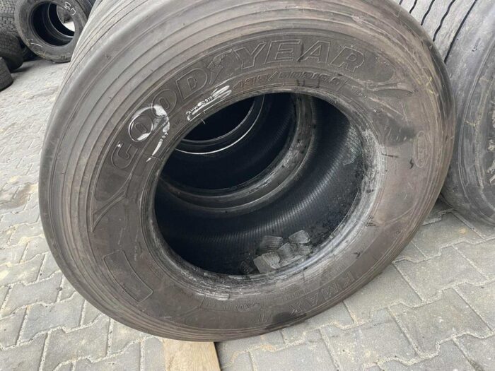 Opony używane do ciężarówki 435/50R19.5 OPONY POGŁĘBIANE NACZEPA MEGA