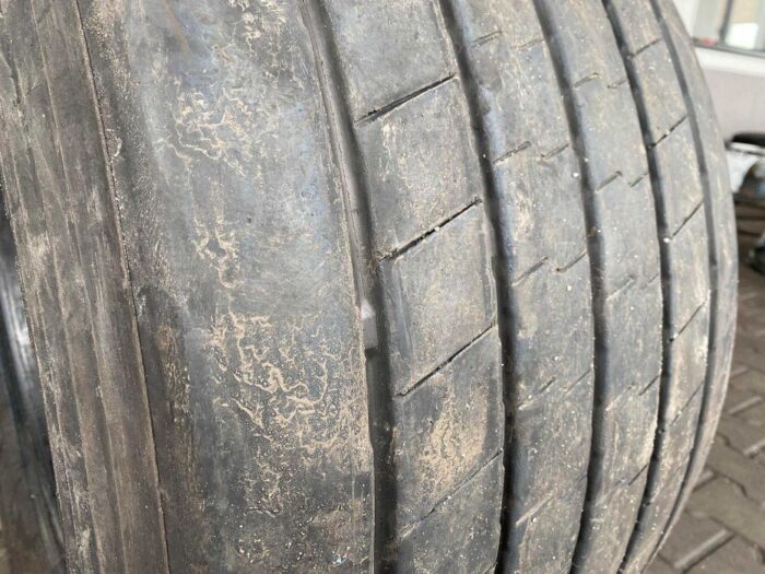 Opona używana do ciężarówki 435/50R19.5 DUNLOP SP247 / 8-9mm