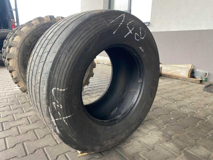 Opona używana do ciężarówki 435/50R19.5 DUNLOP SP247 / 8-9mm
