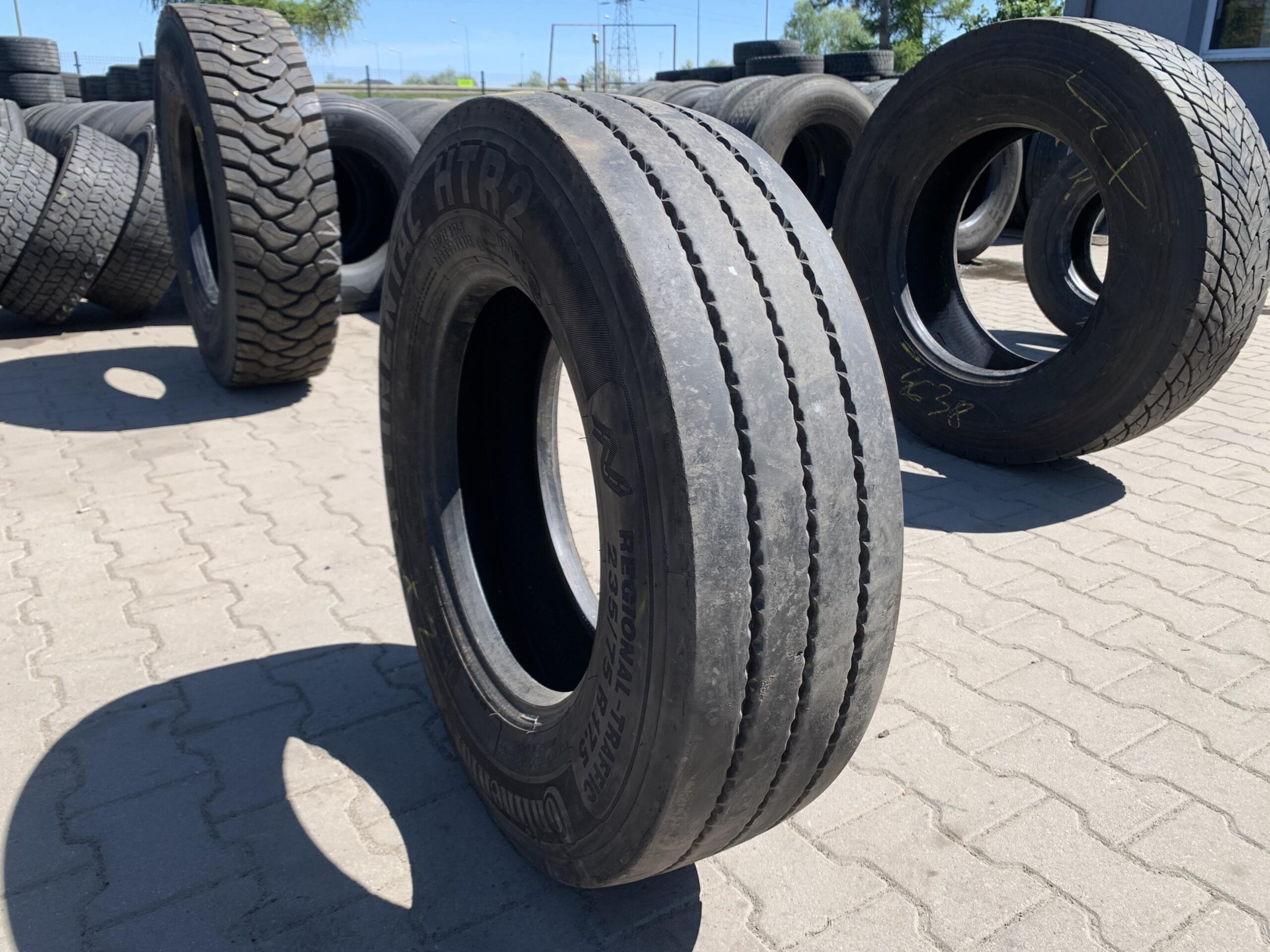 Opona ciężarowa używana 235/75R17.5 CONTINENTAL HTR2 / 8-10mm Opona ciężarowa używana 235/75R17.5 CONTINENTAL HTR2 / 8-10mm