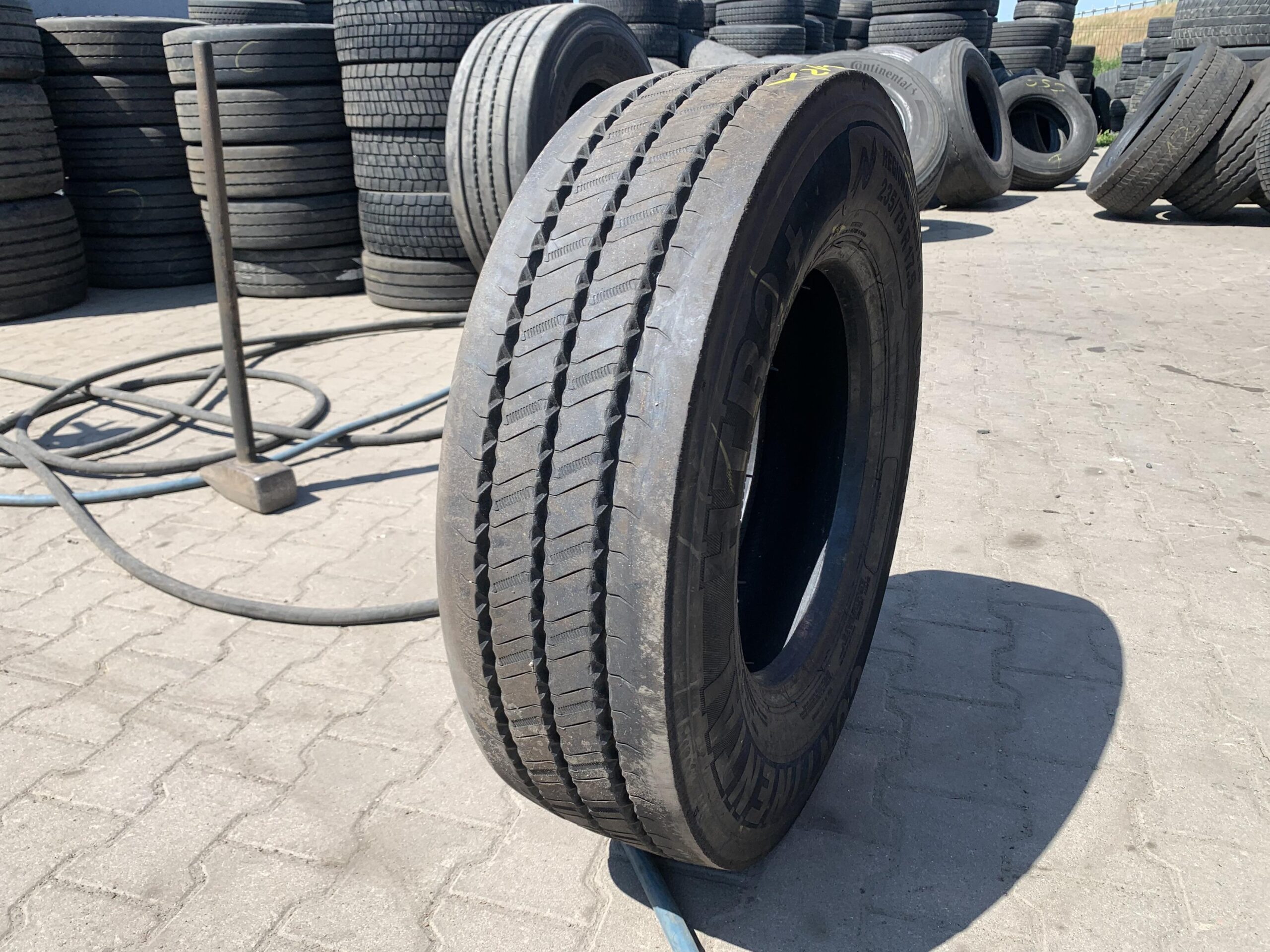 Opona ciężarowa używana 235/75R17.5 CONTINENTAL HTR2+ / 11-12mm Opona ciężarowa używana 235/75R17.5 CONTINENTAL HTR2+ / 11-12mm