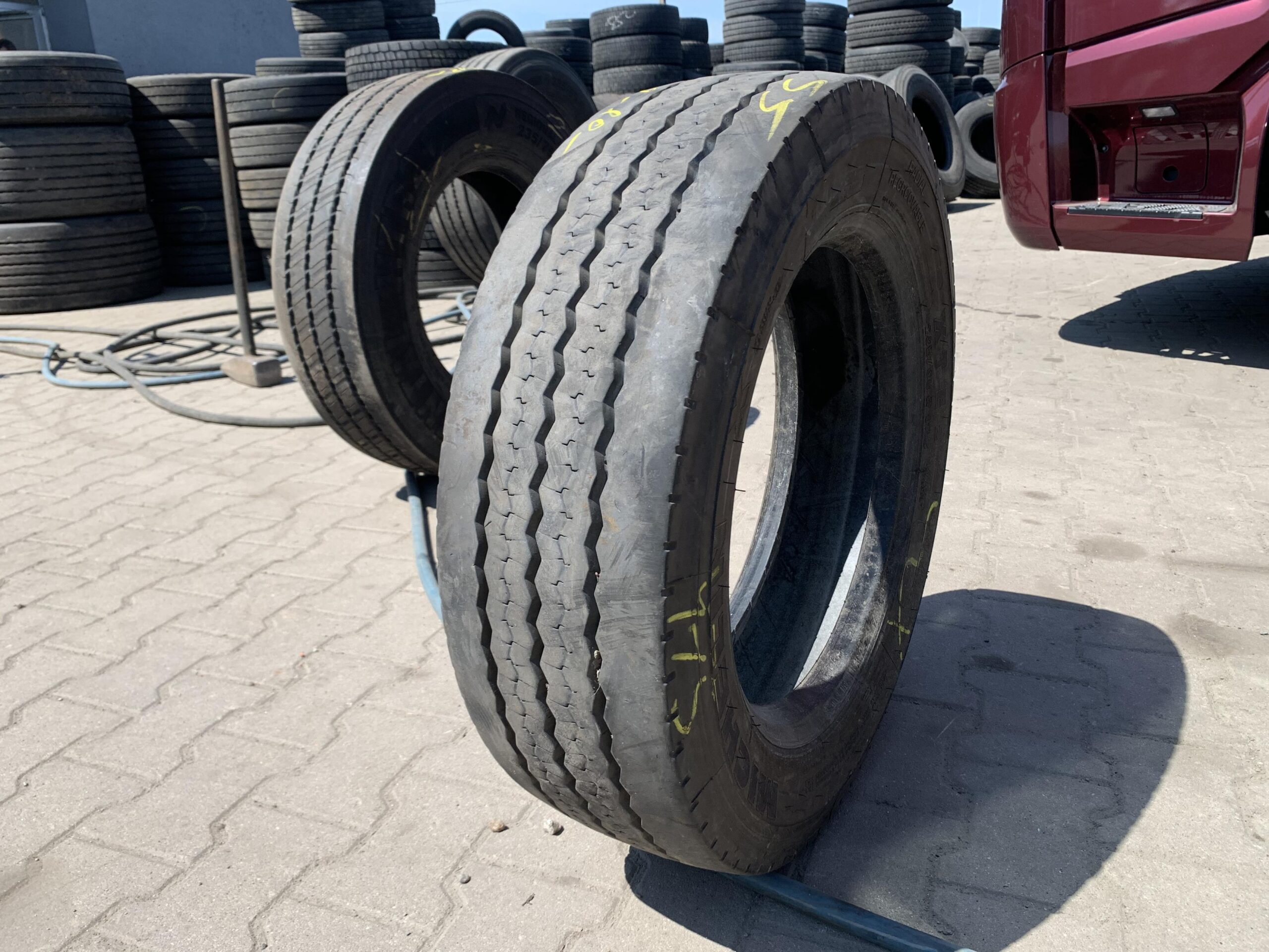 Opona ciężarowa używana 205/65R17.5 MICHELIN XTE2 / 9-10mm Opona ciężarowa używana 205/65R17.5 MICHELIN XTE2 / 9-10mm