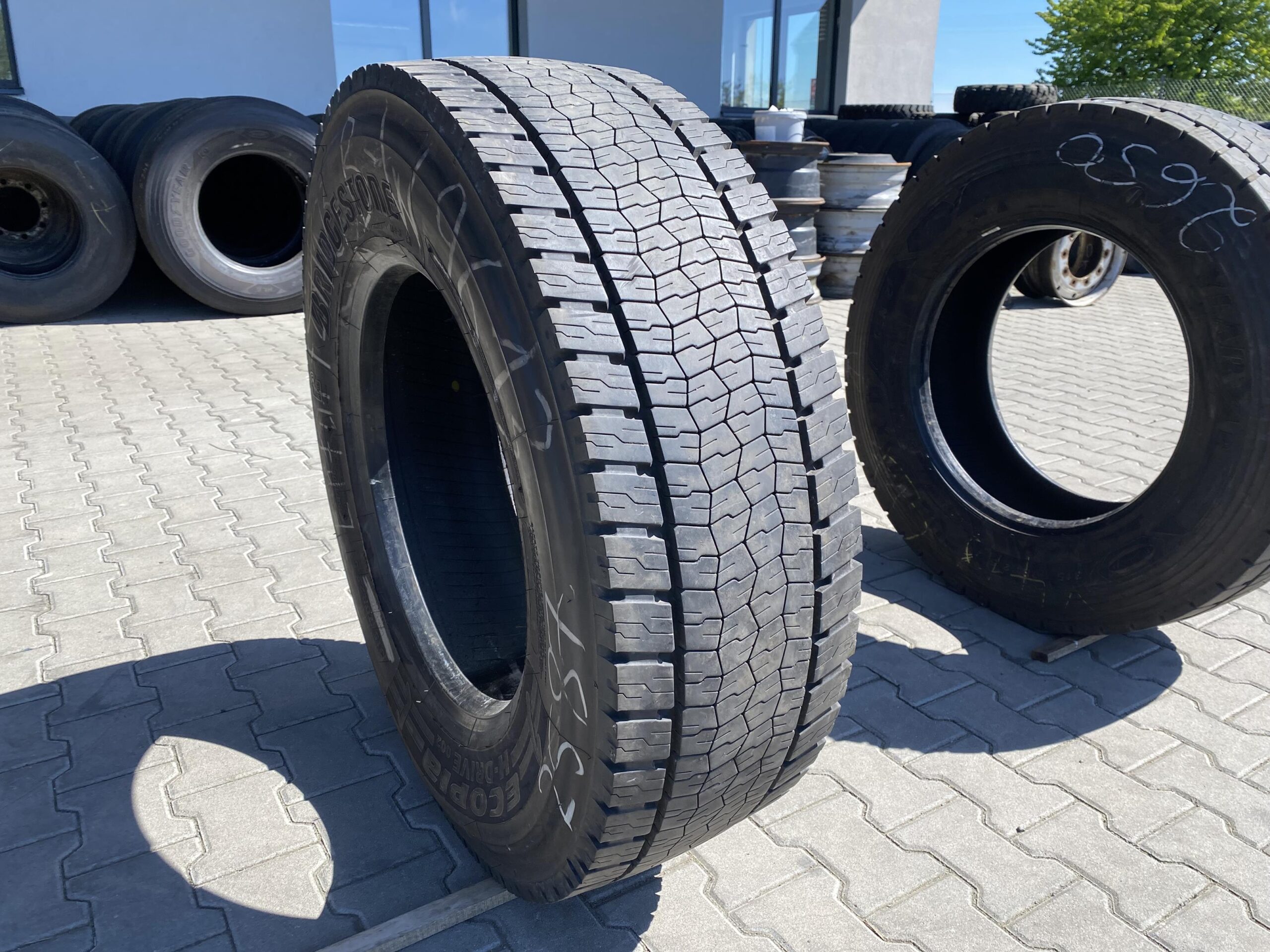 Opona ciężarowa 315/70R22.5 BRIDGESTONE ECOPIA H-DRIVE 002 / 14mm Opona ciężarowa 315/70R22.5 BRIDGESTONE ECOPIA H-DRIVE 002 / 14mm