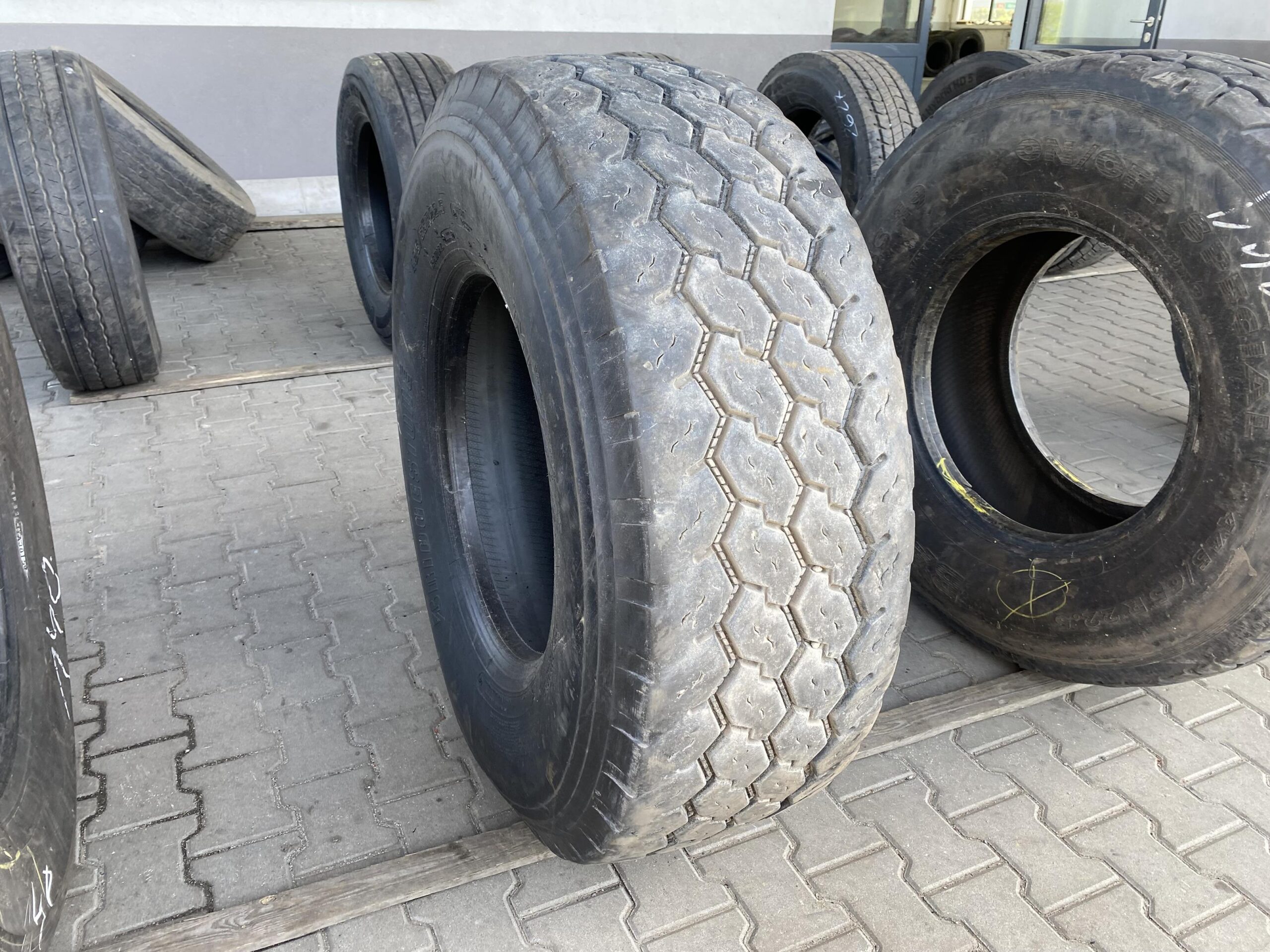 Opona ciężarowa 425/65R22.5 BRIDGESTONE M748 / 14-15mm Opona ciężarowa 425/65R22.5 BRIDGESTONE M748 / 14-15mm