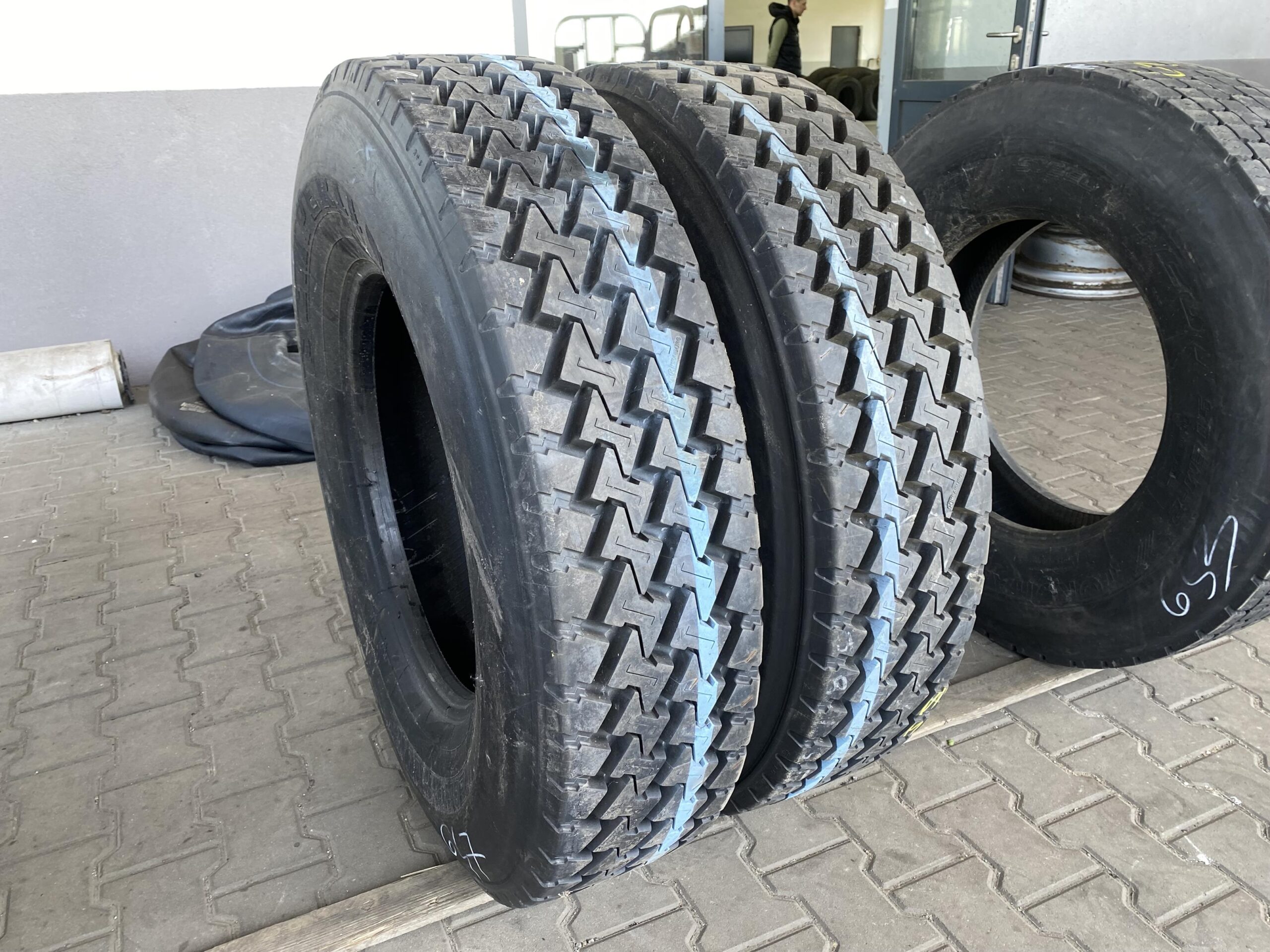 Opony ciężarowe 295/80R22.5 BIEŻNIKOWANA TYP PODWÓJNE ZET / 100% Bieżnika Opony ciężarowe 295/80R22.5 BIEŻNIKOWANA TYP PODWÓJNE ZET / 100% Bieżnika