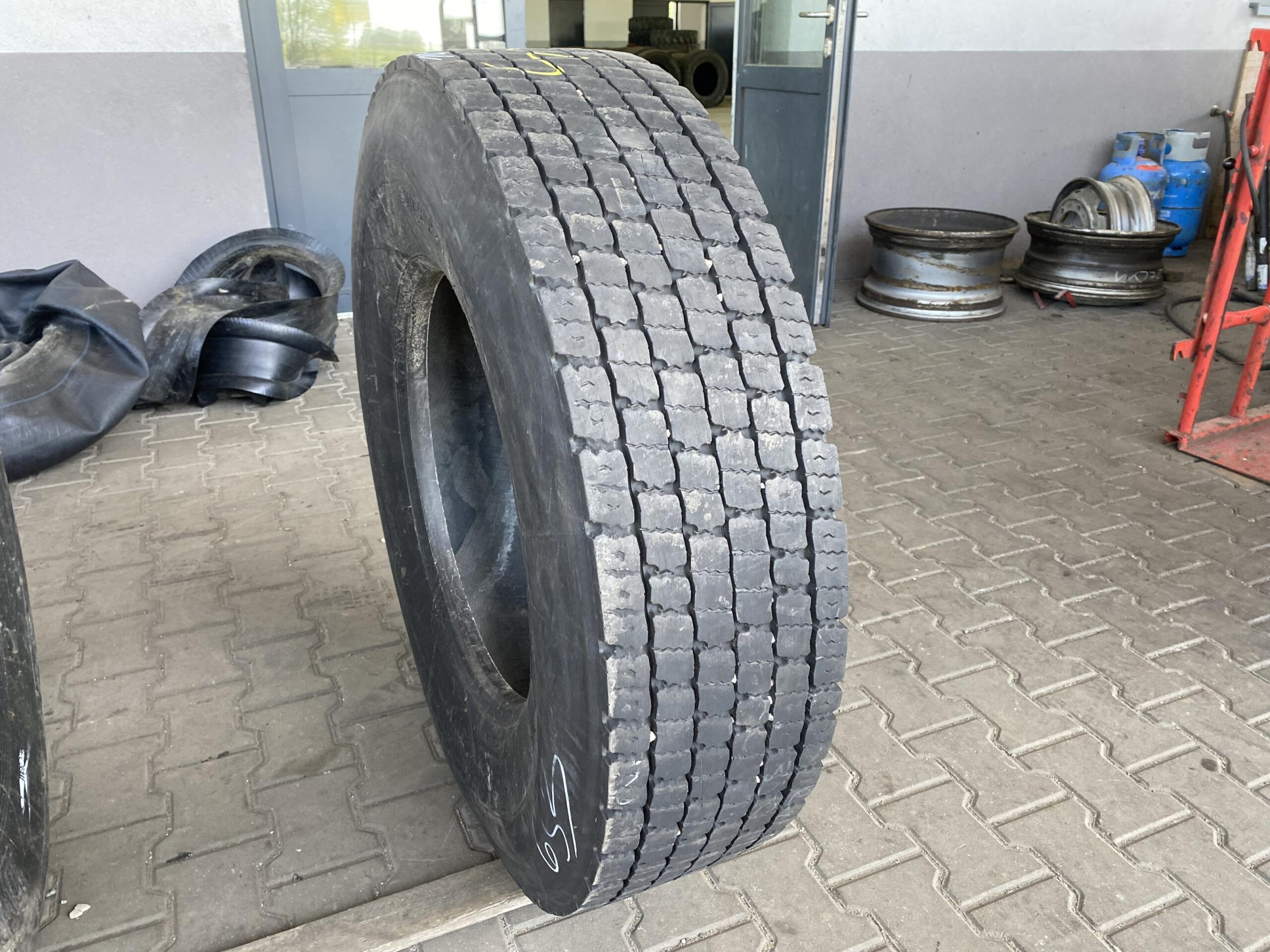 Opona ciężarowa 295/80R22.5 BIEŻNIKOWANA TYP KOSTKA / 10-12mm Opona ciężarowa 295/80R22.5 BIEŻNIKOWANA TYP KOSTKA / 10-12mm