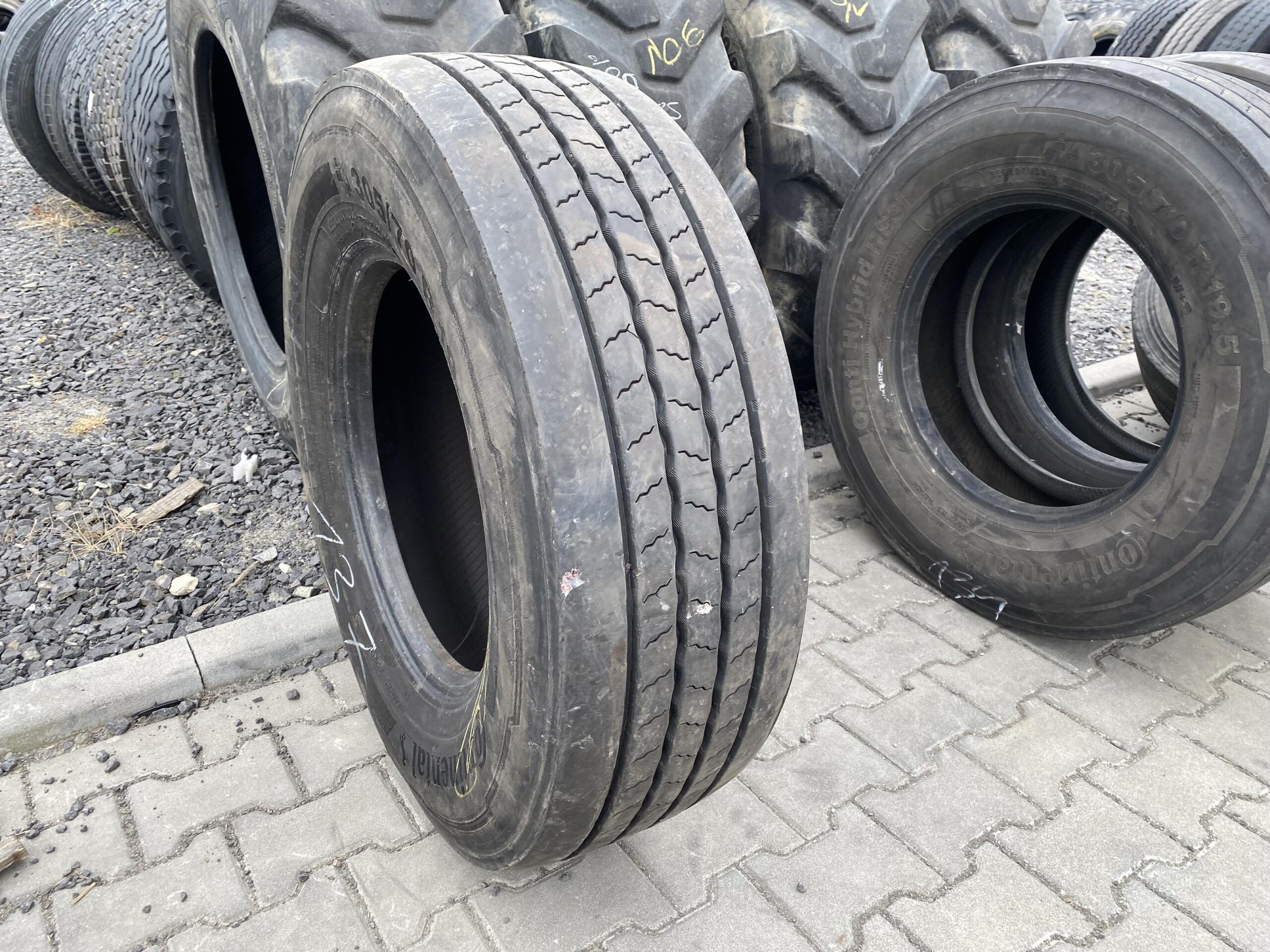 Opona ciężarowa 305/70R19.5 CONTINENTAL HYBRID HS3 / 11mm Opona ciężarowa 305/70R19.5 CONTINENTAL HYBRID HS3 / 11mm