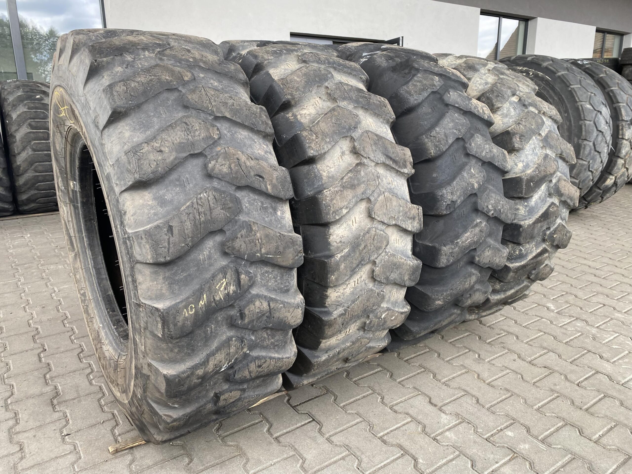 Opona przemysłowa do sprzętu 17.5-25 MITAS EARTHMOVER EM-20 / 50% BIEŻNIKA Opona przemysłowa do sprzętu 17.5-25 MITAS EARTHMOVER EM-20 / 50% BIEŻNIKA