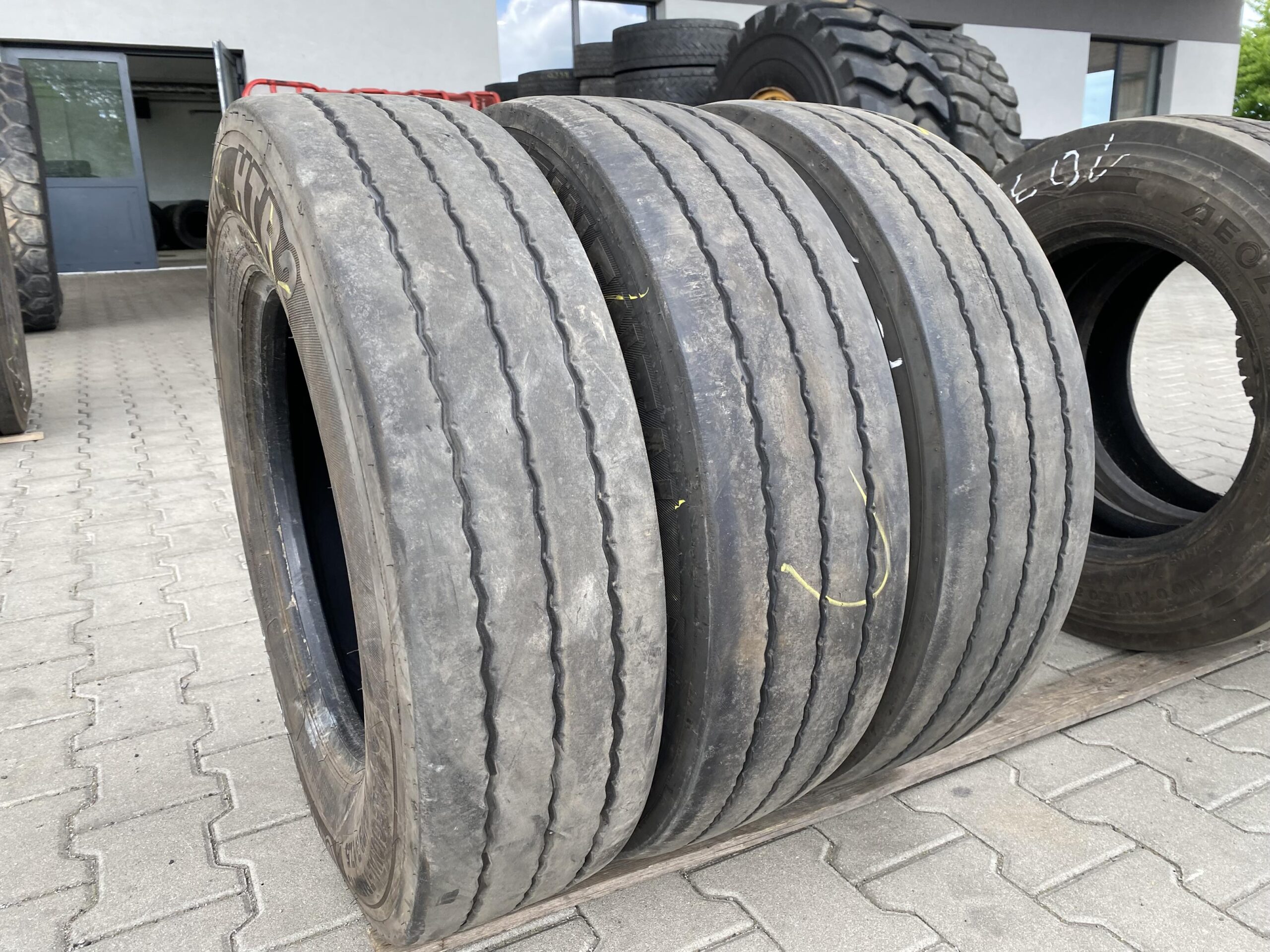Opony ciężarowe używana 215/75R17.5 CONTINENTAL HTR2 / 6-7mm Opony ciężarowe używana 215/75R17.5 CONTINENTAL HTR2 / 6-7mm