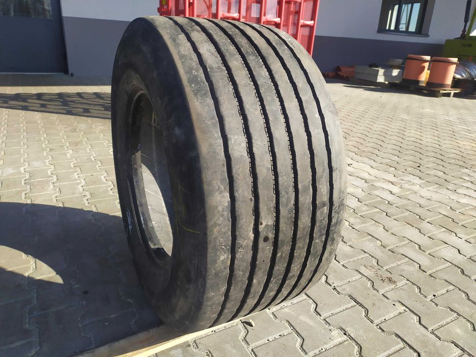 Opona ciężarowa 445/45R19.5 BIEŻNIKOWANA 6 ROWKÓW MEGA NACZEPA / 9-10mm Opona ciężarowa 445/45R19.5 BIEŻNIKOWANA 6 ROWKÓW MEGA NACZEPA / 9-10mm