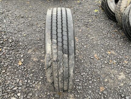 Opona ciężarowa używana 205/75R17.5 PIRELLI FR:01 TRIATHLON / 9-10mm